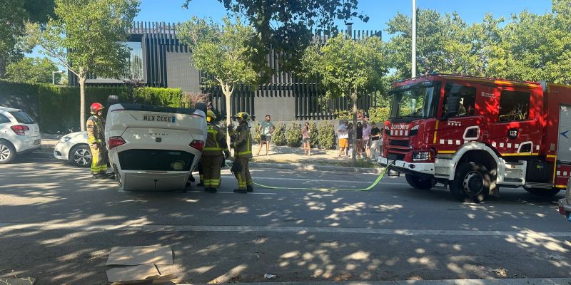 Els bombers intervenint en l'accident. FOTO: Lluna Fabregat