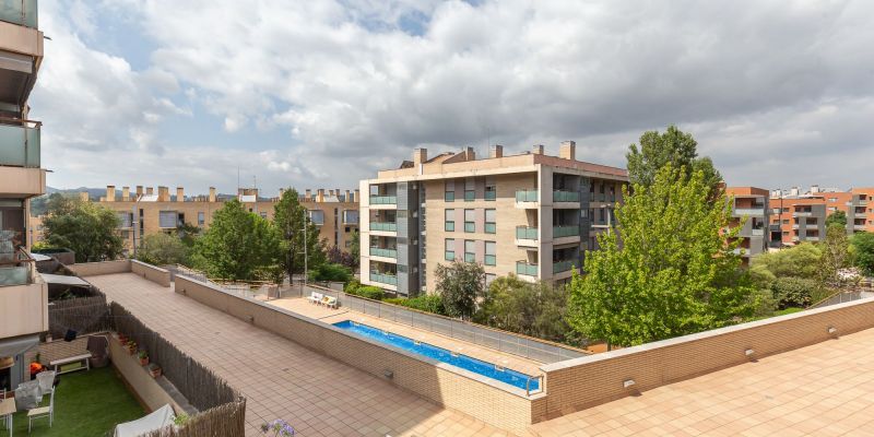 Vistes a la terrassa del pis de Sant Cugat d'Amat Immobiliaris. FOTO: Cedida