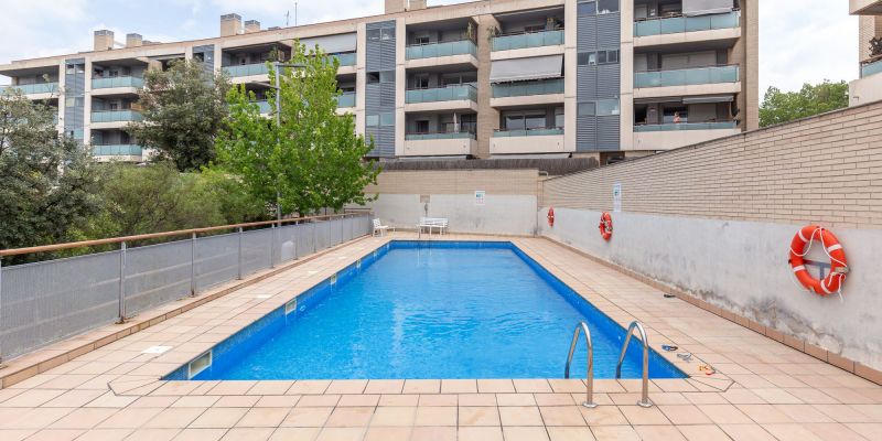 Piscina comunitària del pis de Sant Cugat d'Amat Immobiliaris. FOTO: Cedida