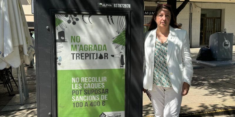 La regidora de Benestar Animal, Carme Ardid (Junts per Sant Cugat), ha presentat la campanya per sensibilitzar sobre la recollida d'excrements de gossos al carrer. FOTO: TOT