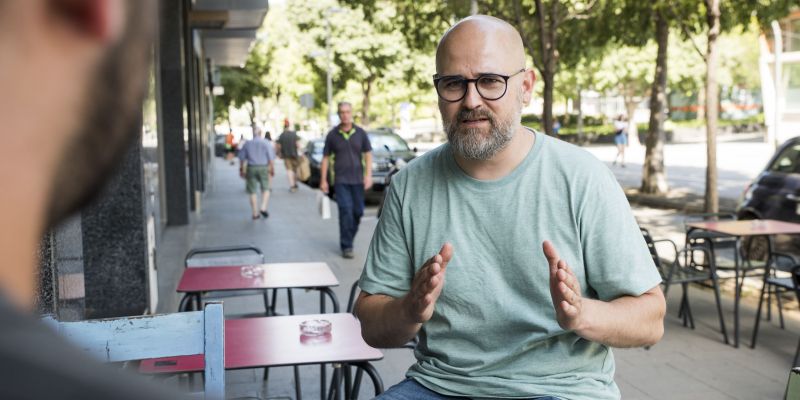 El periodista esportiu Marc Martín està especialitzat en el món del motor. FOTO: Bernat Millet (TOT Sant Cugat)