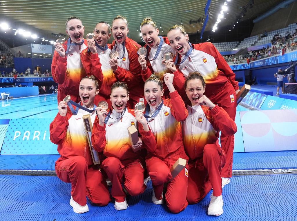 Paula Ramírez i l'equip espanyol després de rebre la medalla de bronze FOTO: RFEN