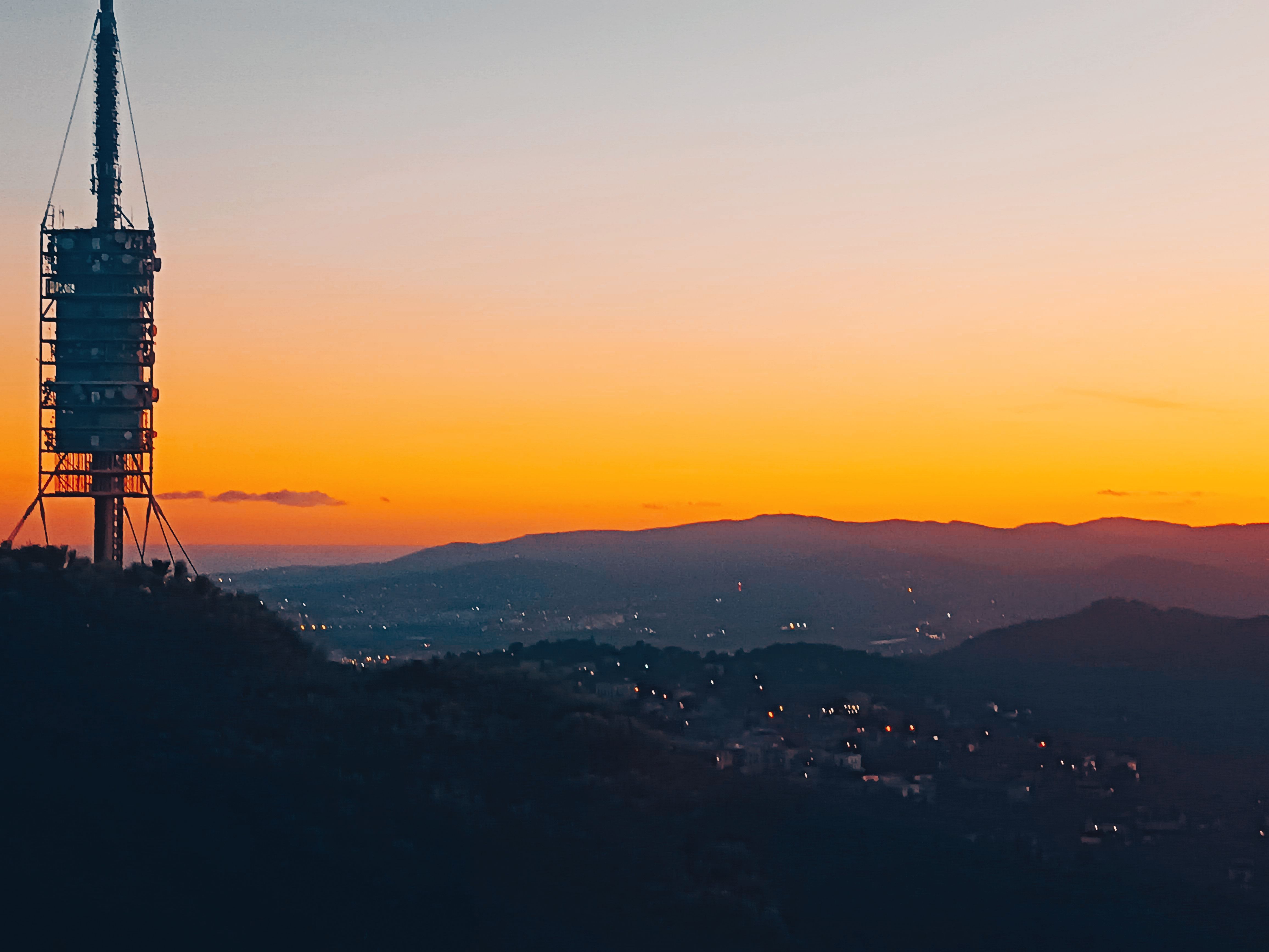 Hotel Florida? entre Muntanyes⛰️ · TIBIDABO: NoRiA? (perspectiva) FOTO: Jose Luis Rodríguez