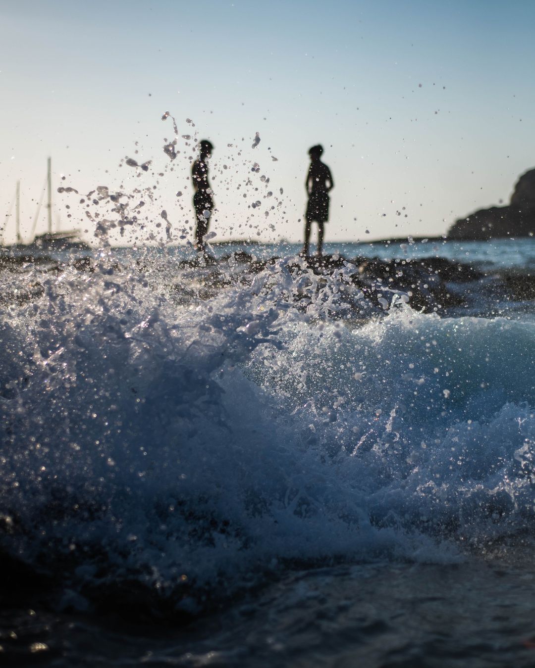 Mientras ellos juegan con las olas, yo juego a hacer fotos FOTO: jadraque77   