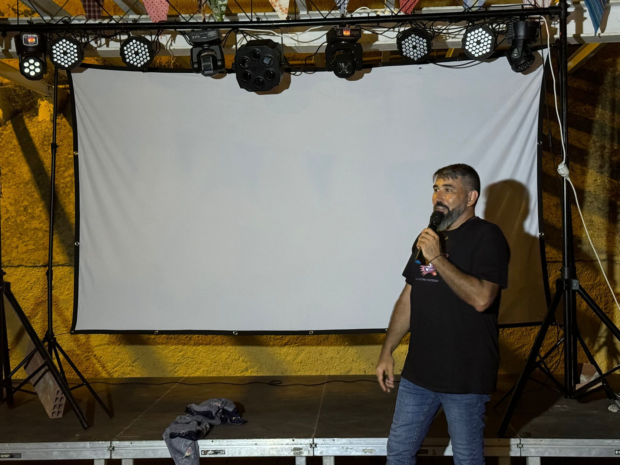 Sergi Yuste, president de l'Associació de Veïns de la Colònia Montserrat, en el pregó d'inici de la Festa Major de la Colònia Montserrat. FOTO: TOT