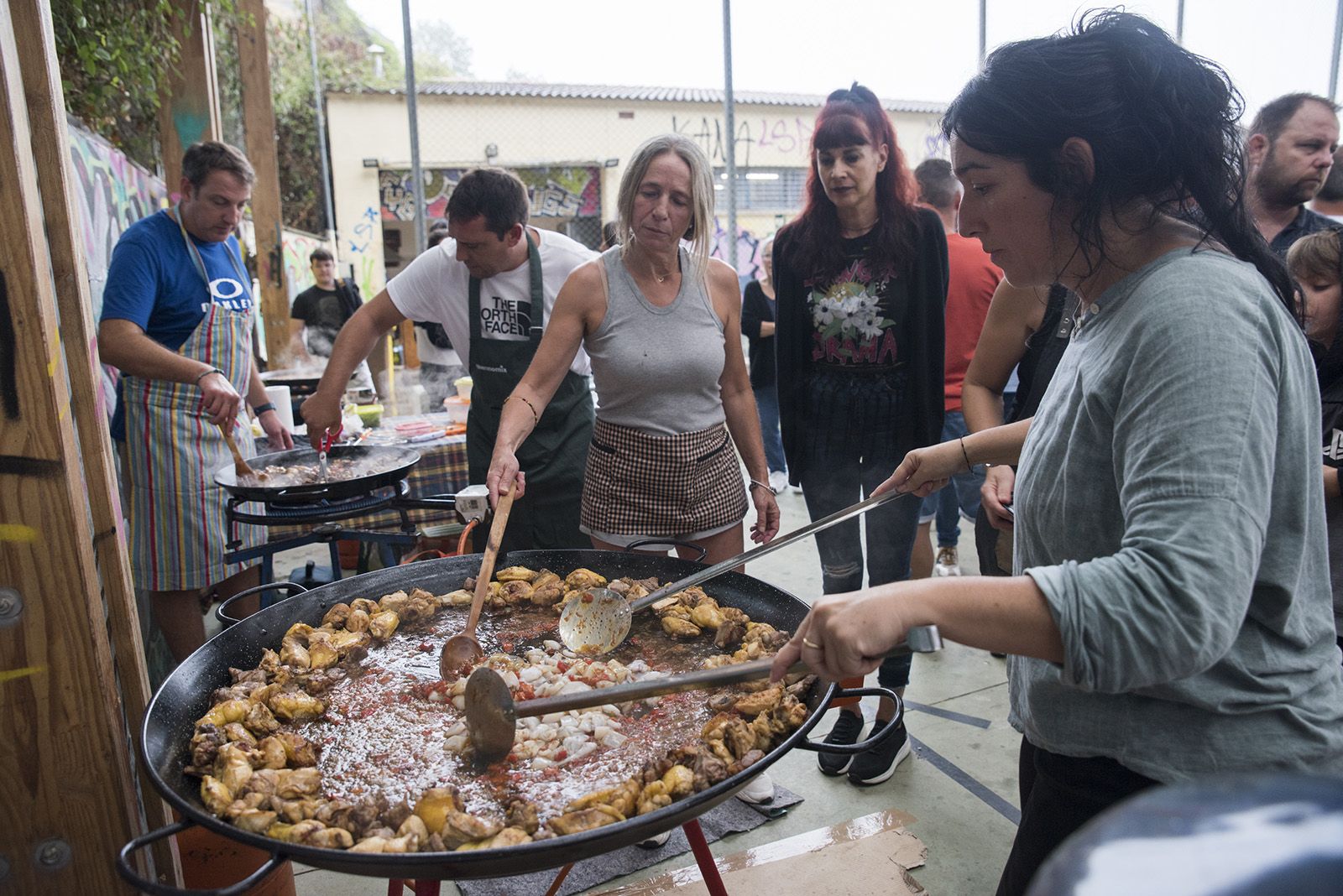 Paellada popular de la Festa Major de Les Planes. FOTO: Bernat Millet.