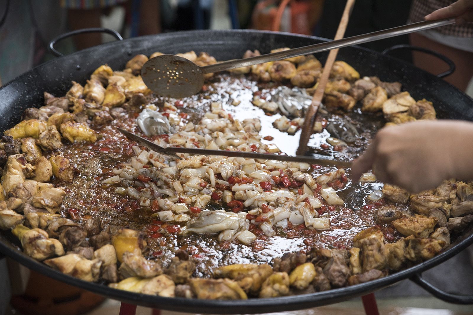 Paellada popular de la Festa Major de Les Planes. FOTO: Bernat Millet.