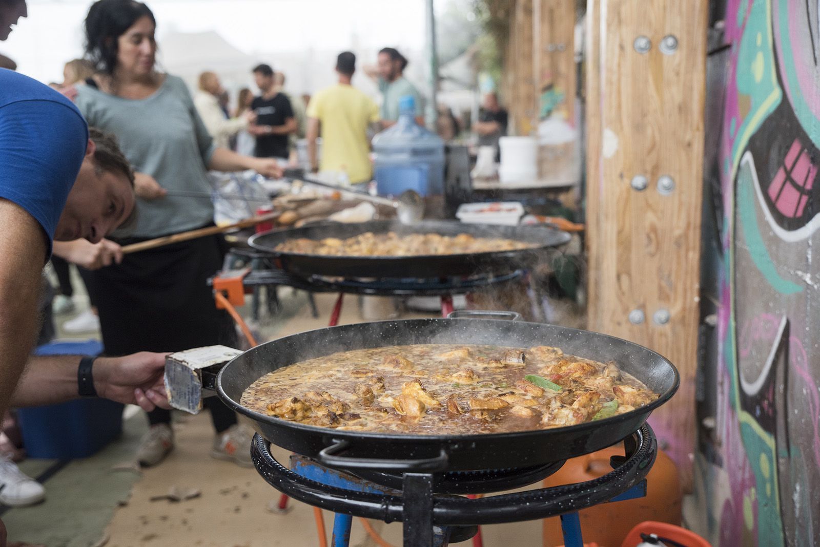 Paellada popular de la Festa Major de Les Planes. FOTO: Bernat Millet.