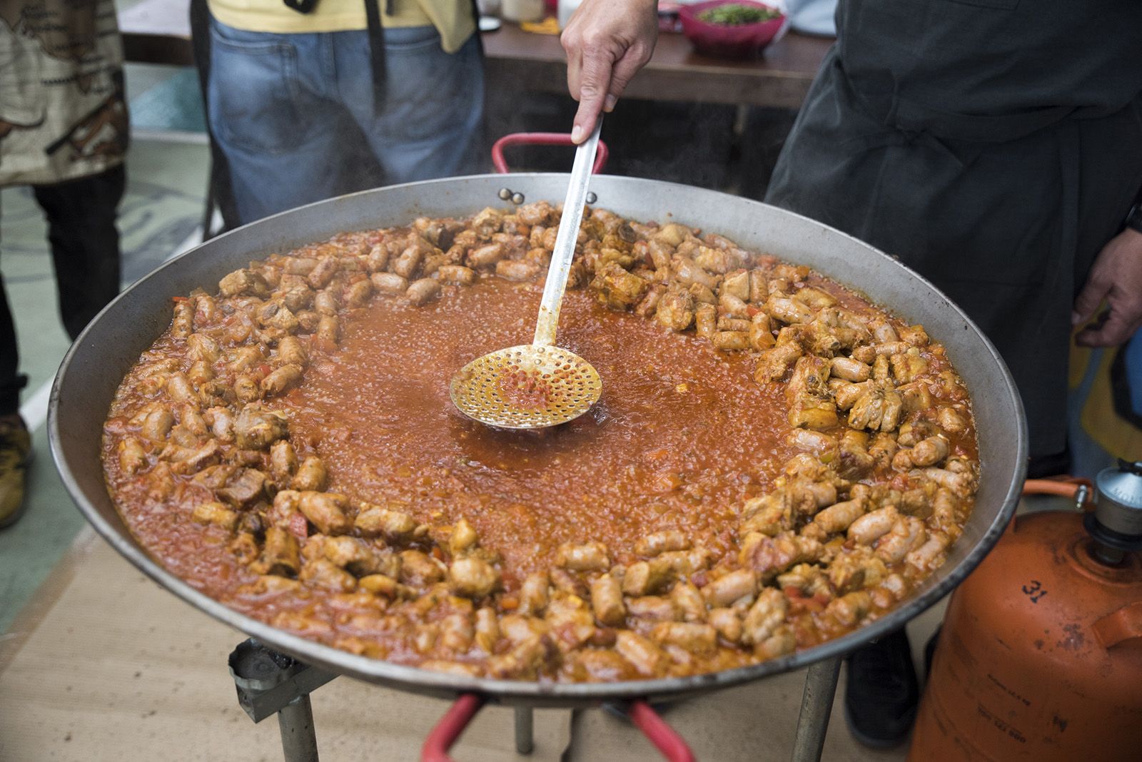 Paellada popular de la Festa Major de Les Planes. FOTO: Bernat Millet.