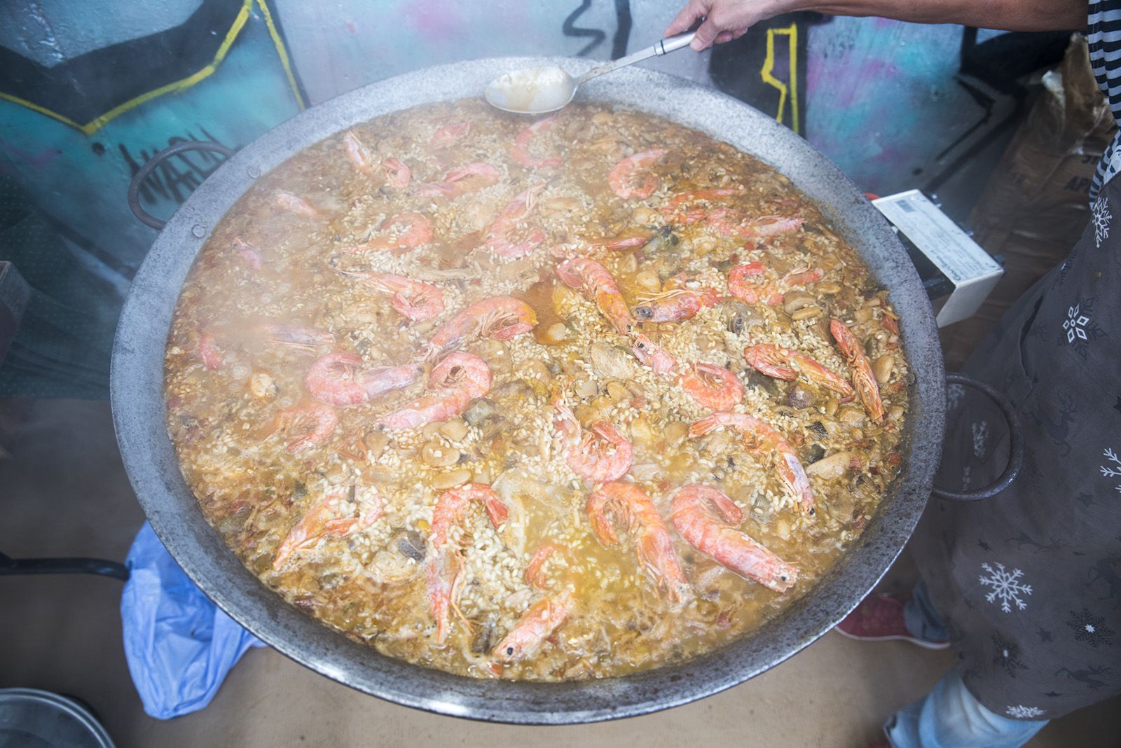 Paellada popular de la Festa Major de Les Planes. FOTO: Bernat Millet.