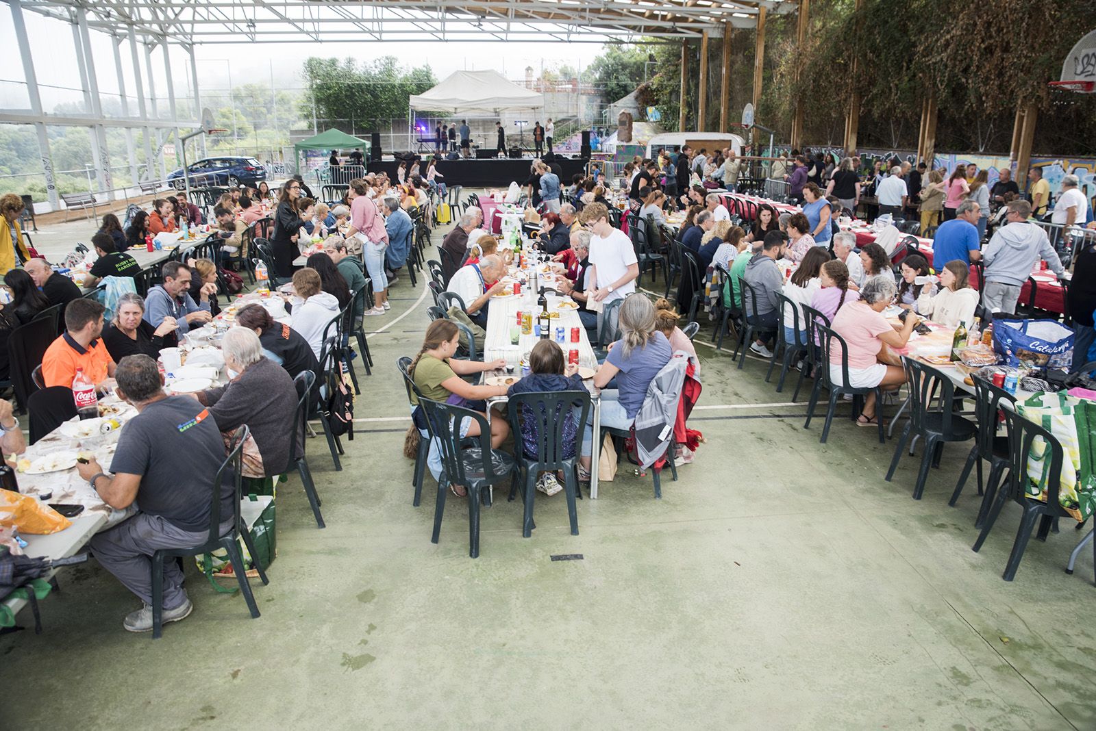 Paellada popular de la Festa Major de Les Planes. FOTO: Bernat Millet.