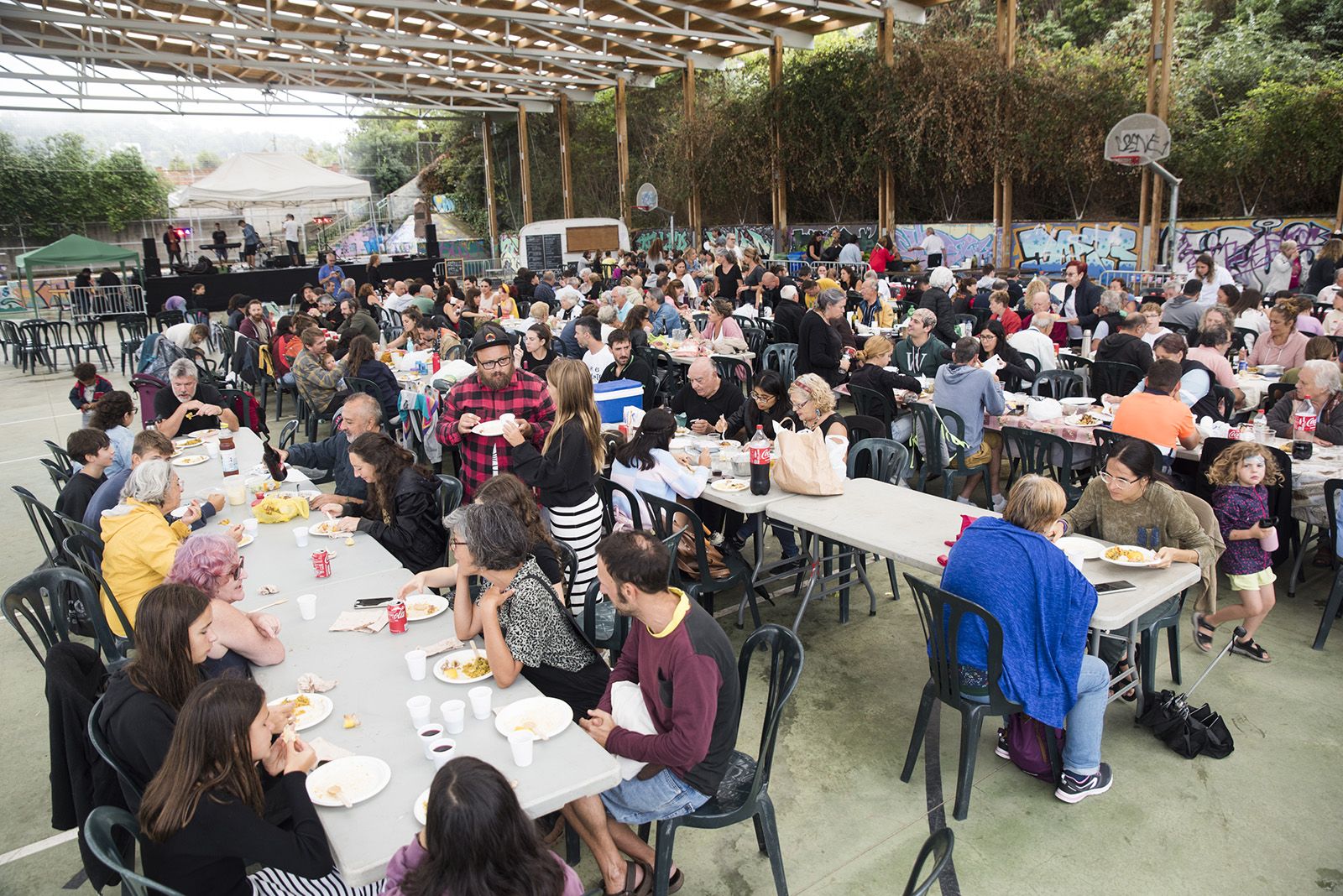 Paellada popular de la Festa Major de Les Planes. FOTO: Bernat Millet.