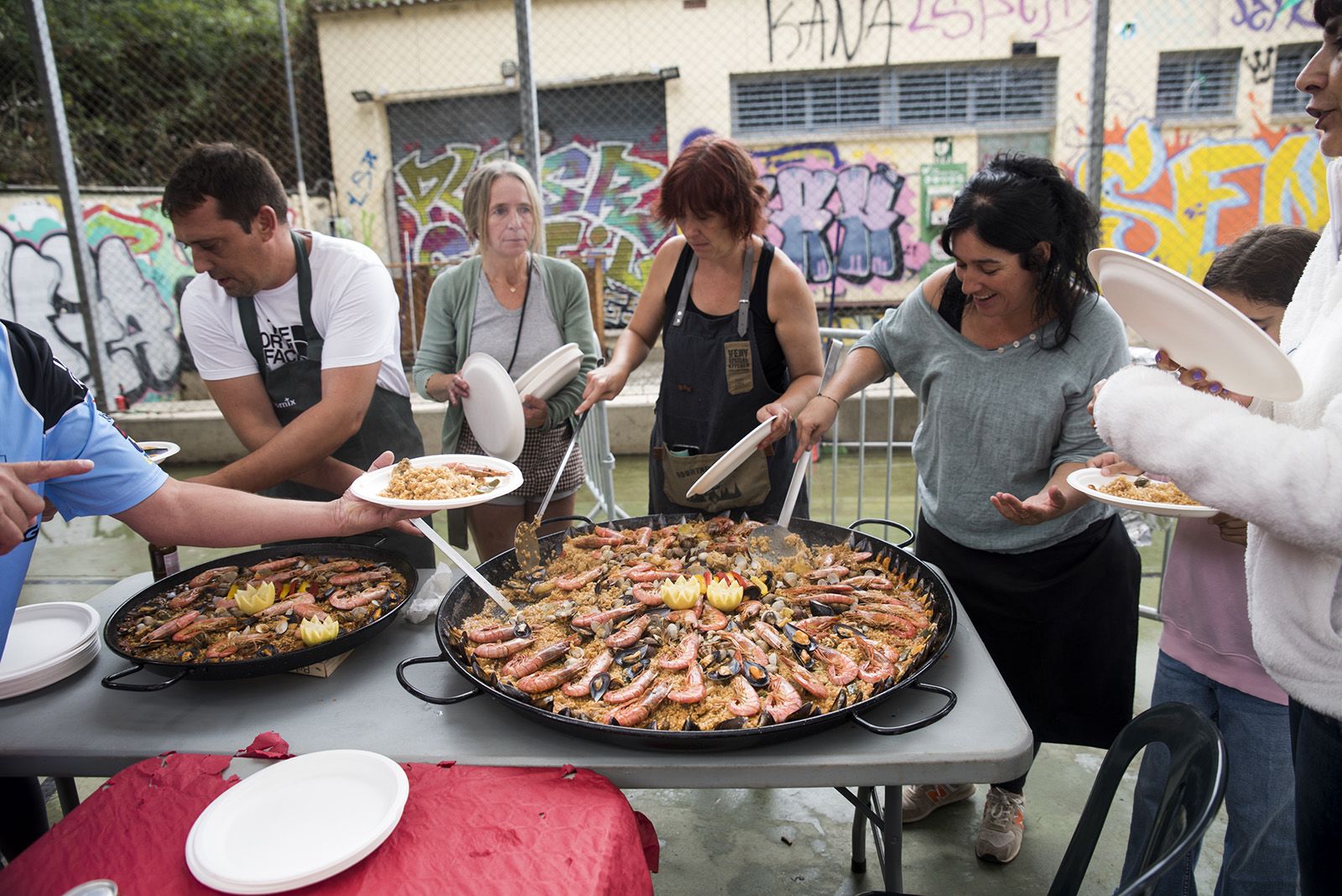 Paellada popular de la Festa Major de Les Planes. FOTO: Bernat Millet.