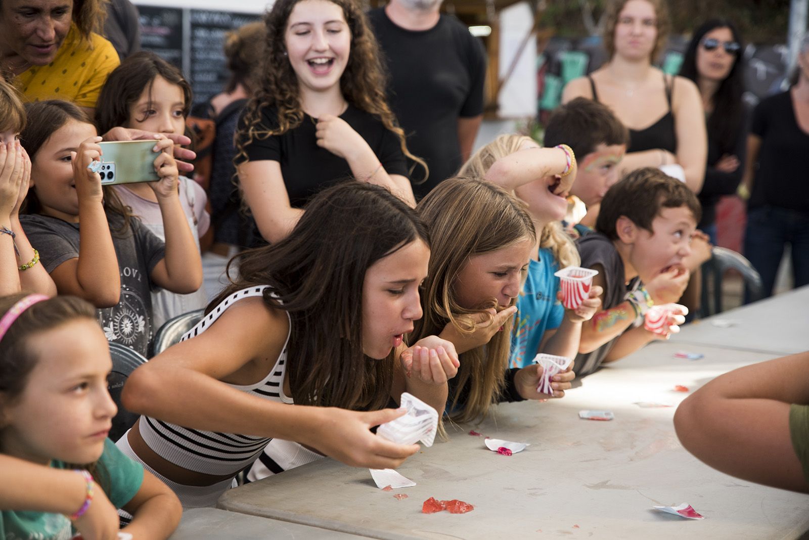 Concurs de menjar gelatina de la Festa Major de Les Planes. FOTO: Bernat Millet.