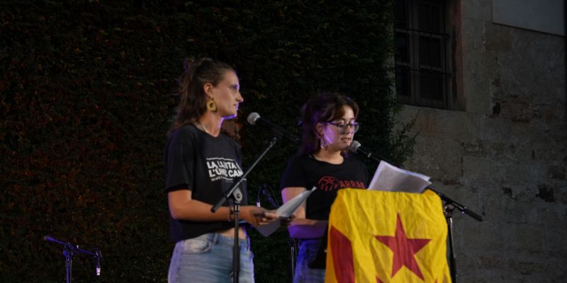 Nuria i Martina, militants d'Arran Sant Cugat, a l'acte de la CUP amb motiu de la Diada nacional de Catalunya. FOTO: CUP Sant Cugat