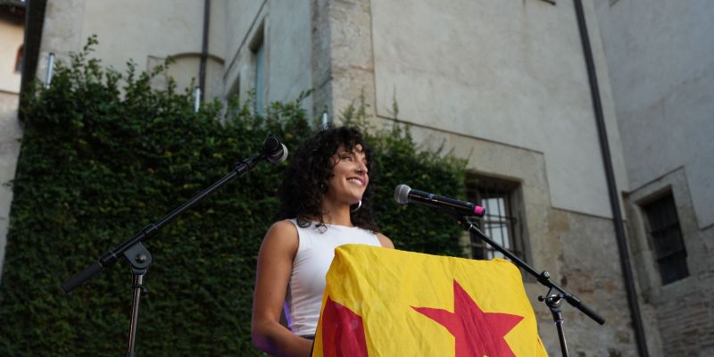 Ariadna Sierra, regidora de la CUP Sant Cugat a l'acte de la seva formació amb motiu de la Diada nacional de Catalunya. FOTO: CUP Sant Cugat