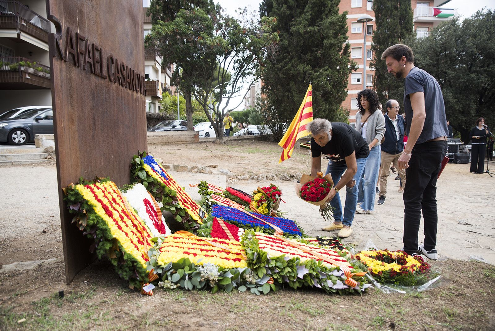 Ofrena floral dels partits polítics a Rafael Casanova FOTO: Bernat Millet