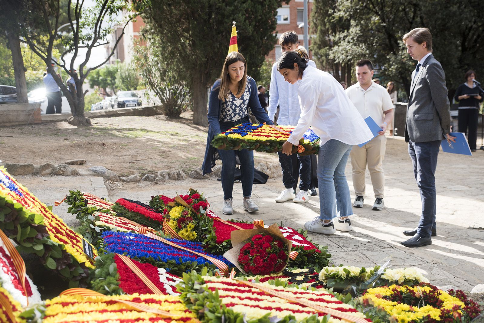 Ofrena floral dels partits polítics a Rafael Casanova FOTO: Bernat Millet