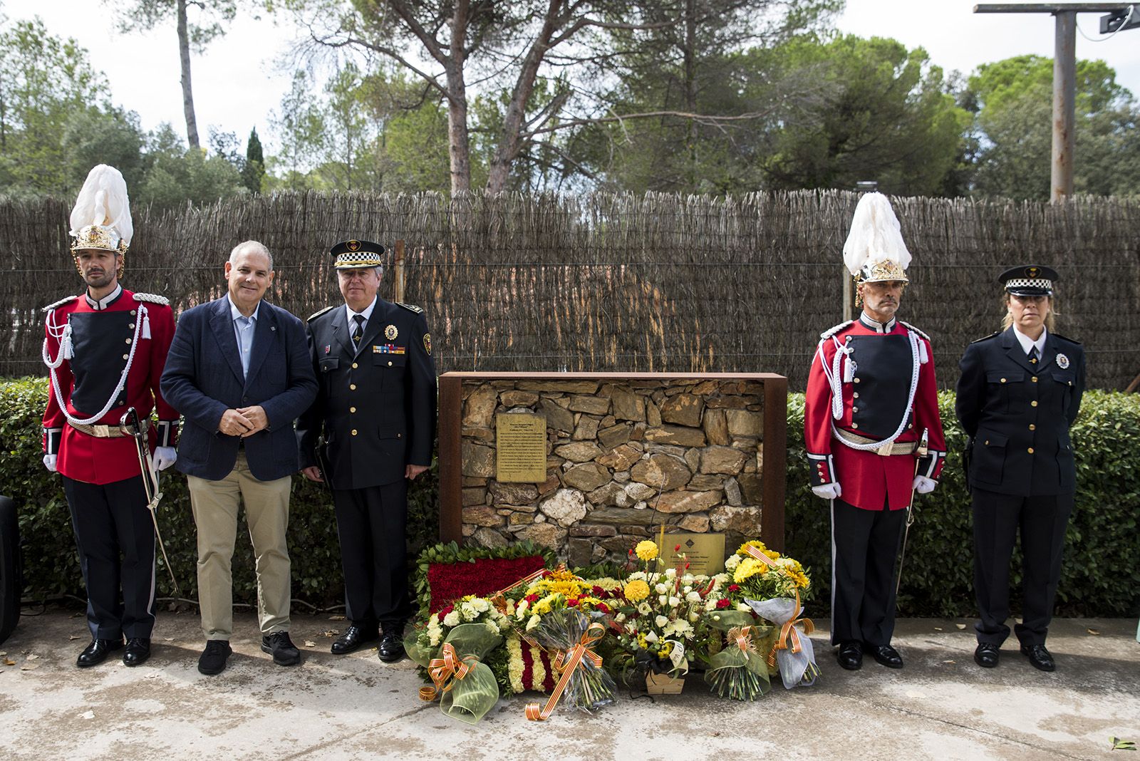 Ofrena floral a Rafael Casanova a Valldoreix. FOTO: Bernat Millet.