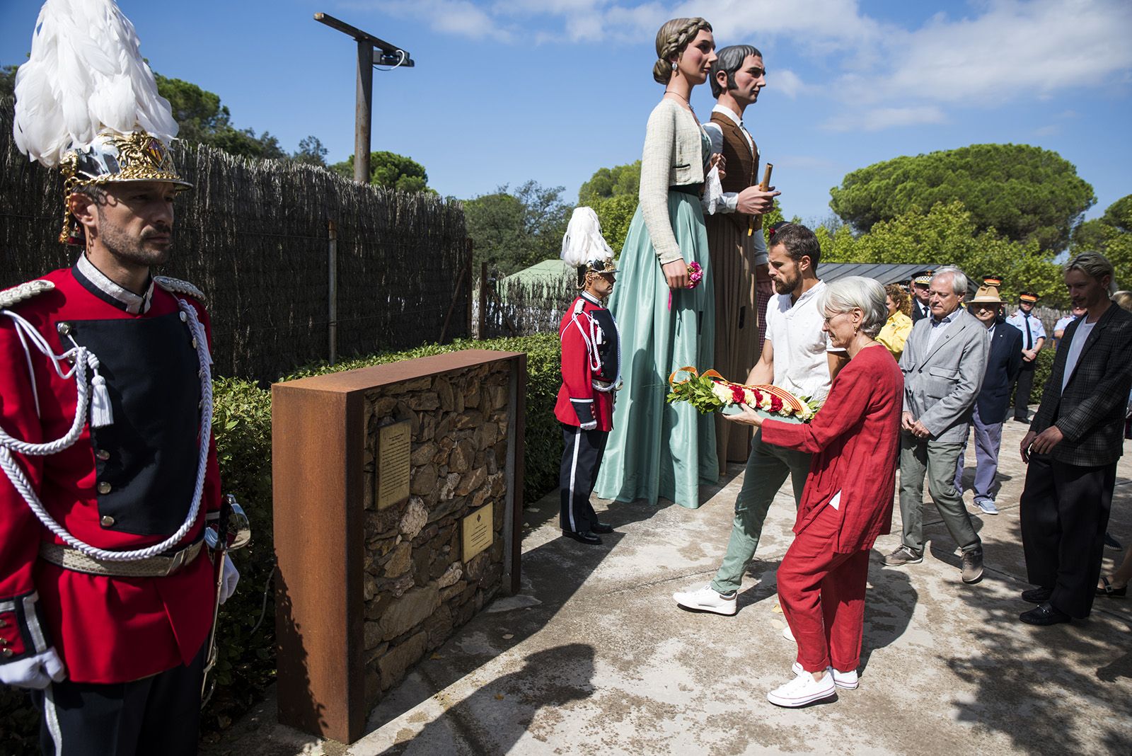 Ofrena floral institucional a Rafael Casanova a Valldoreix. FOTO: Bernat Millet.