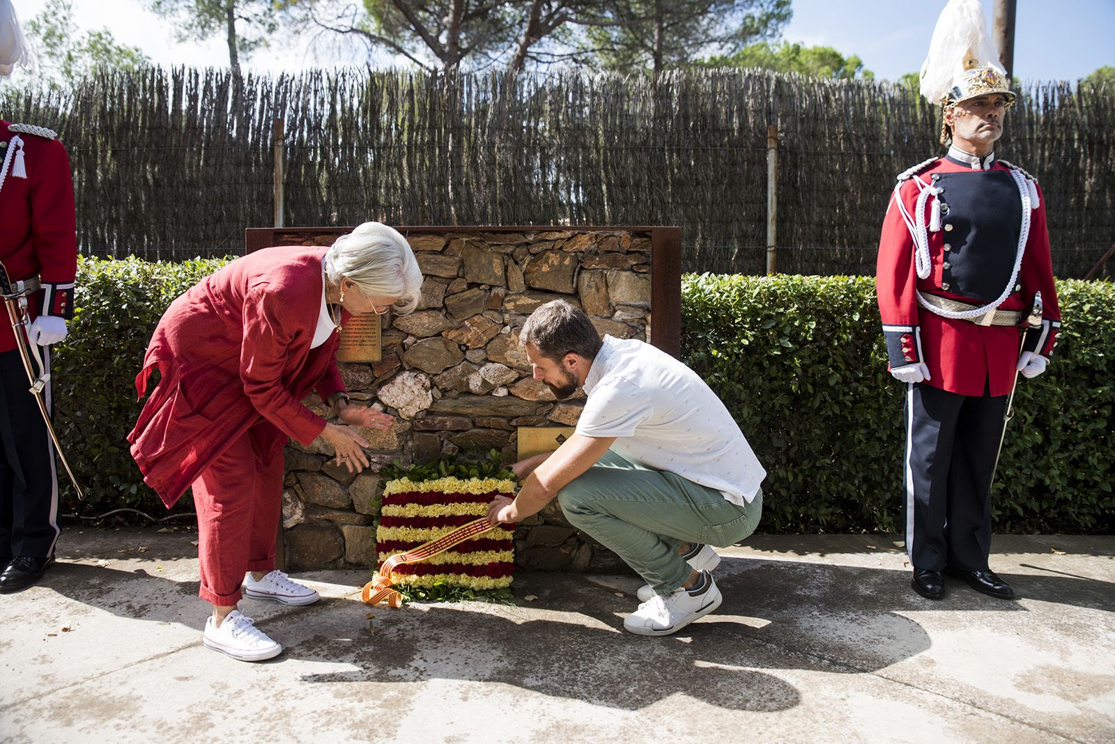 Ofrena floral institucional a Rafael Casanova a Valldoreix. FOTO: Bernat Millet.