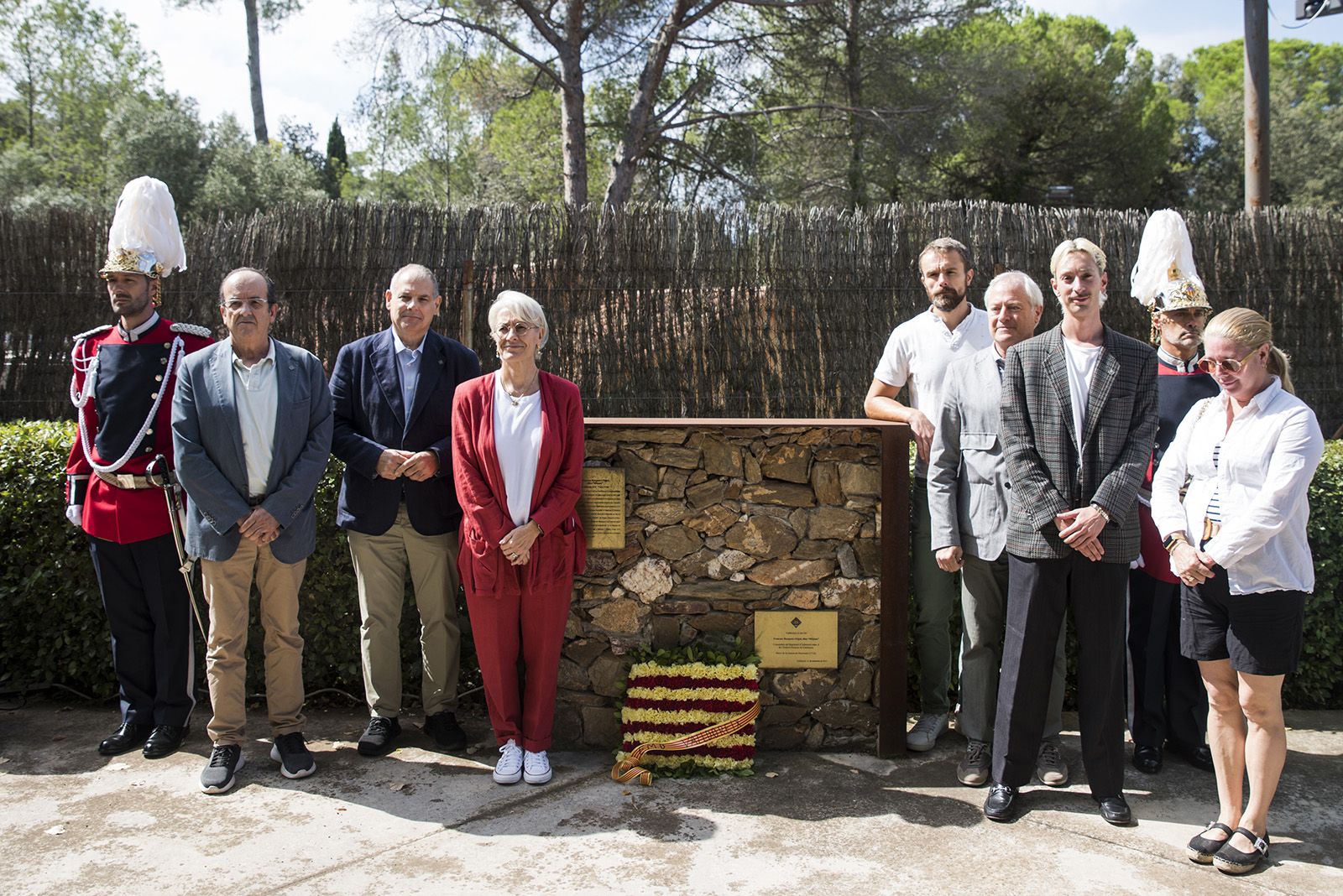 Ofrena floral institucional a Rafael Casanova a Valldoreix. FOTO: Bernat Millet.