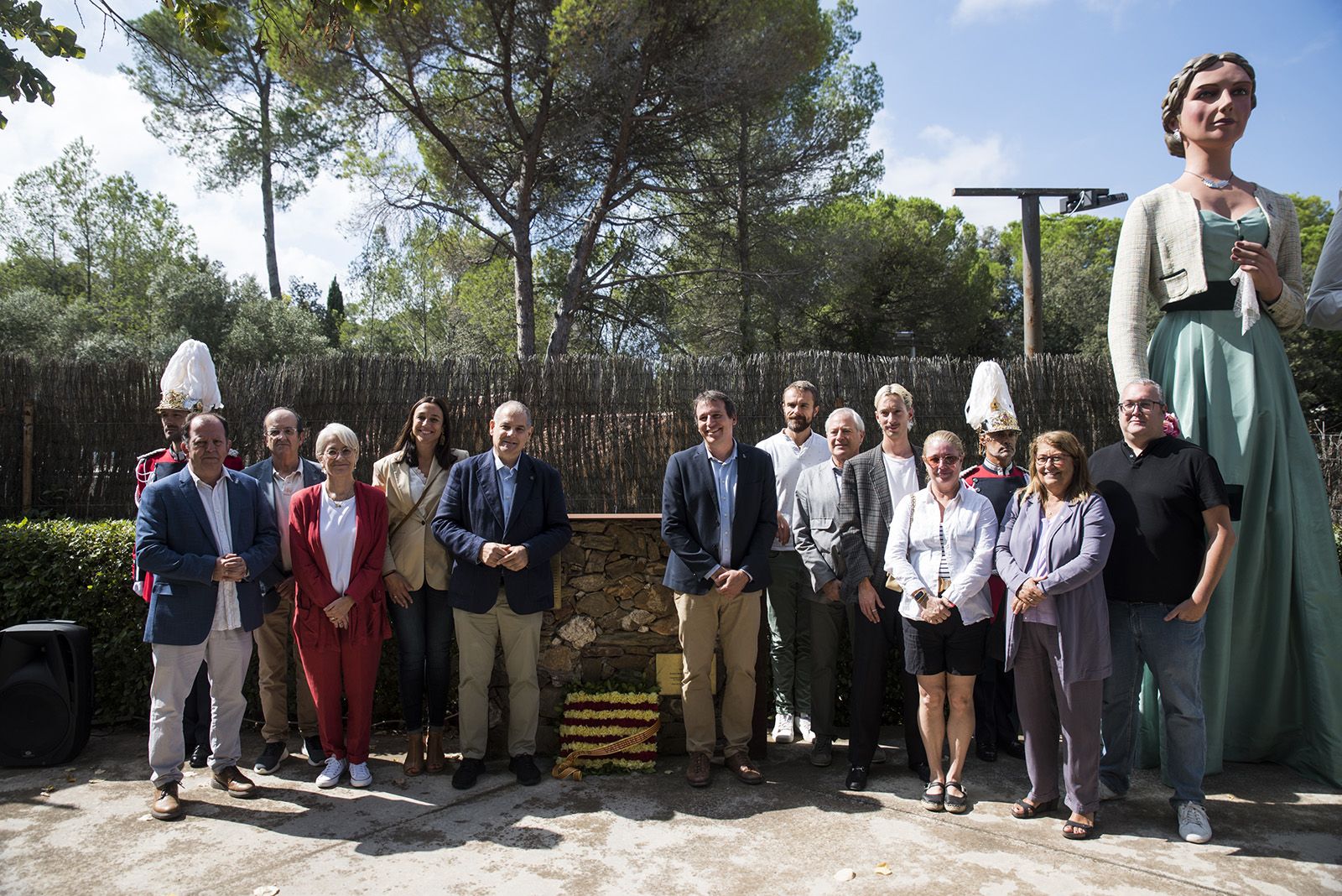 Ofrena floral institucional a Rafael Casanova a Valldoreix. FOTO: Bernat Millet.