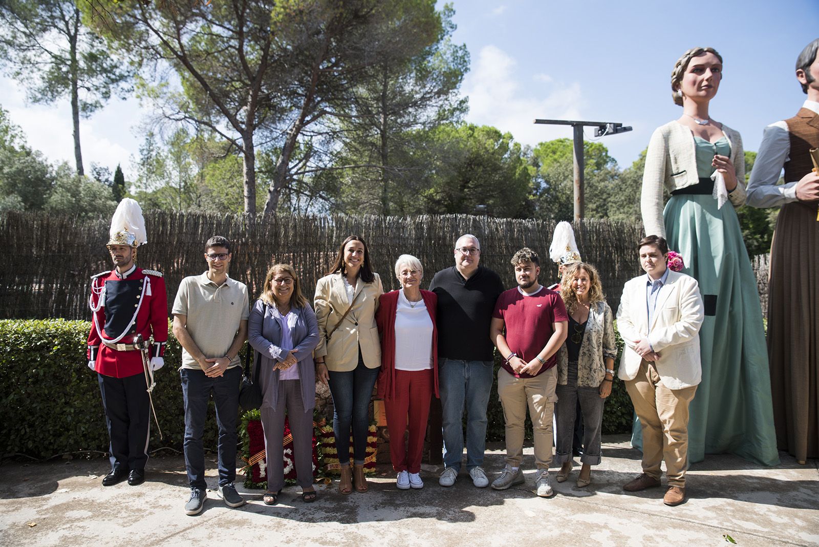 Ofrena floral dels partits polítics i entitats a Rafael Casanova a Valldoreix. FOTO: Bernat Millet.