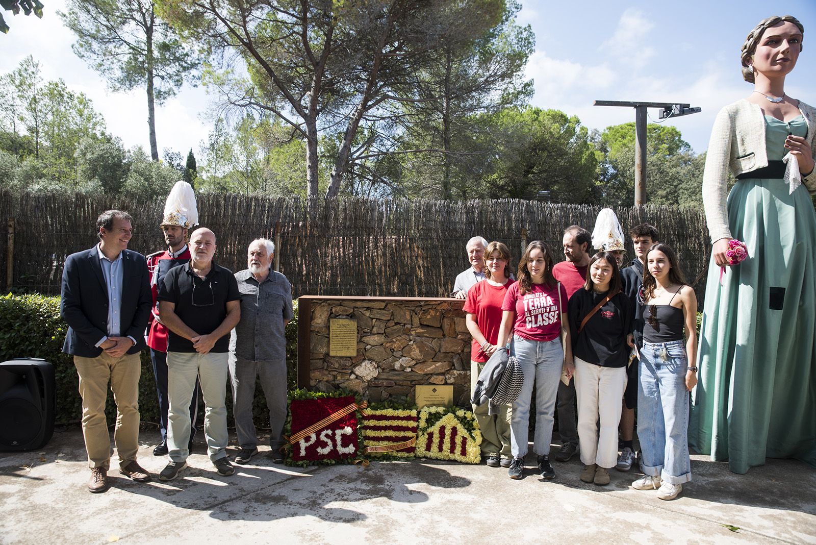 Ofrena floral dels partits polítics i entitats a Rafael Casanova a Valldoreix. FOTO: Bernat Millet.