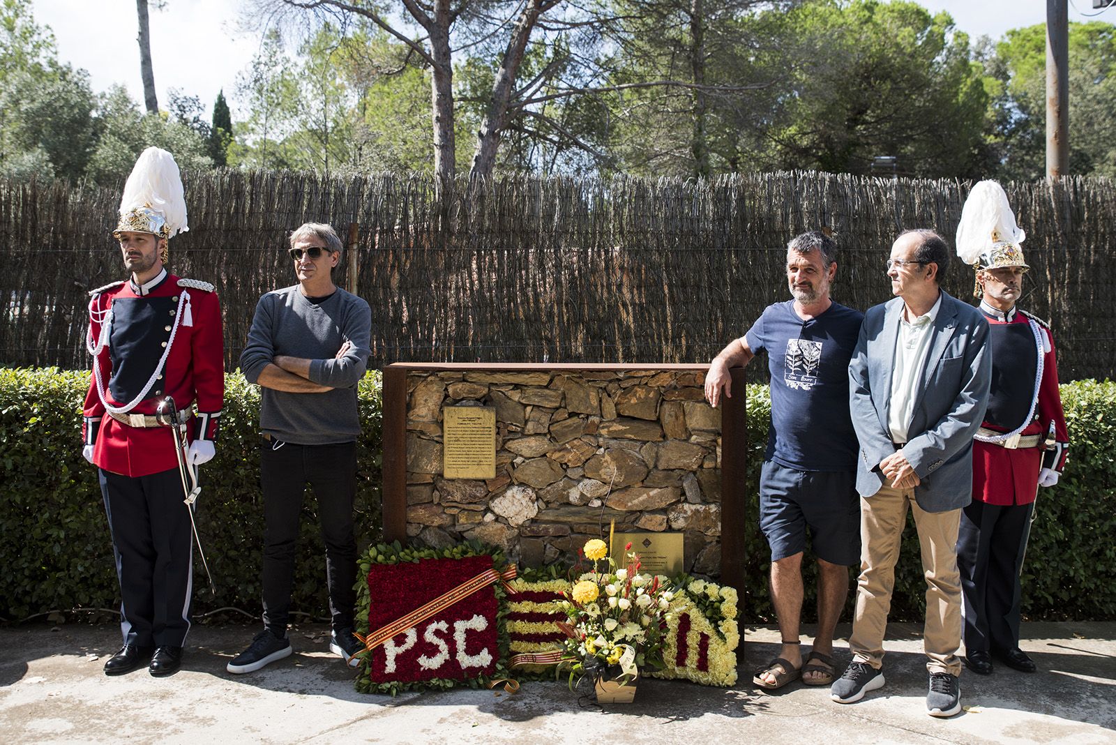 Ofrena floral dels partits polítics i entitats a Rafael Casanova a Valldoreix. FOTO: Bernat Millet.