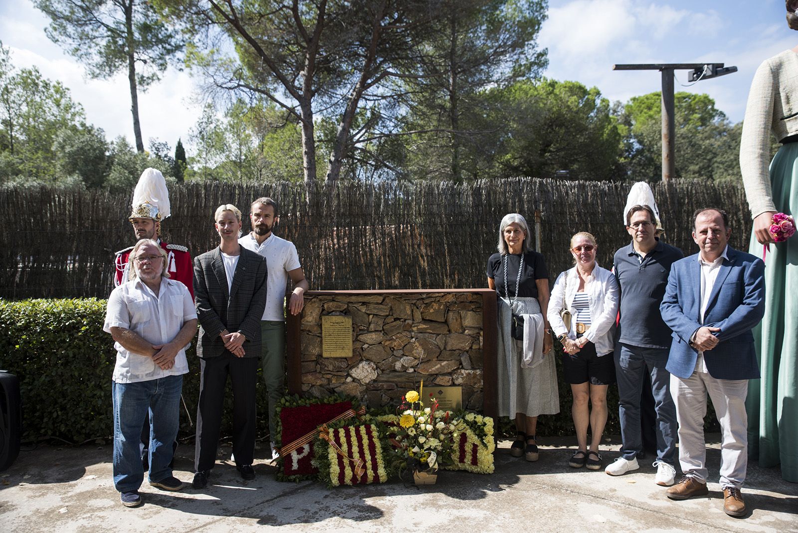 Ofrena floral dels partits polítics i entitats a Rafael Casanova a Valldoreix. FOTO: Bernat Millet.