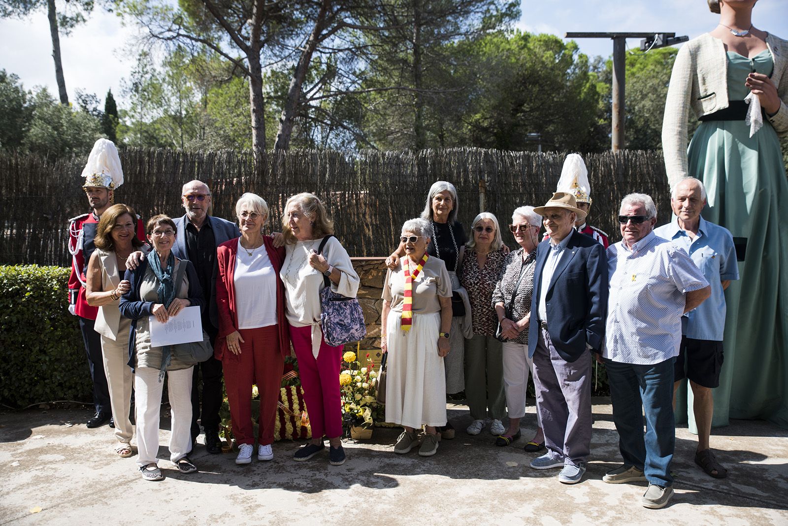 Ofrena floral dels partits polítics i entitats a Rafael Casanova a Valldoreix. FOTO: Bernat Millet.