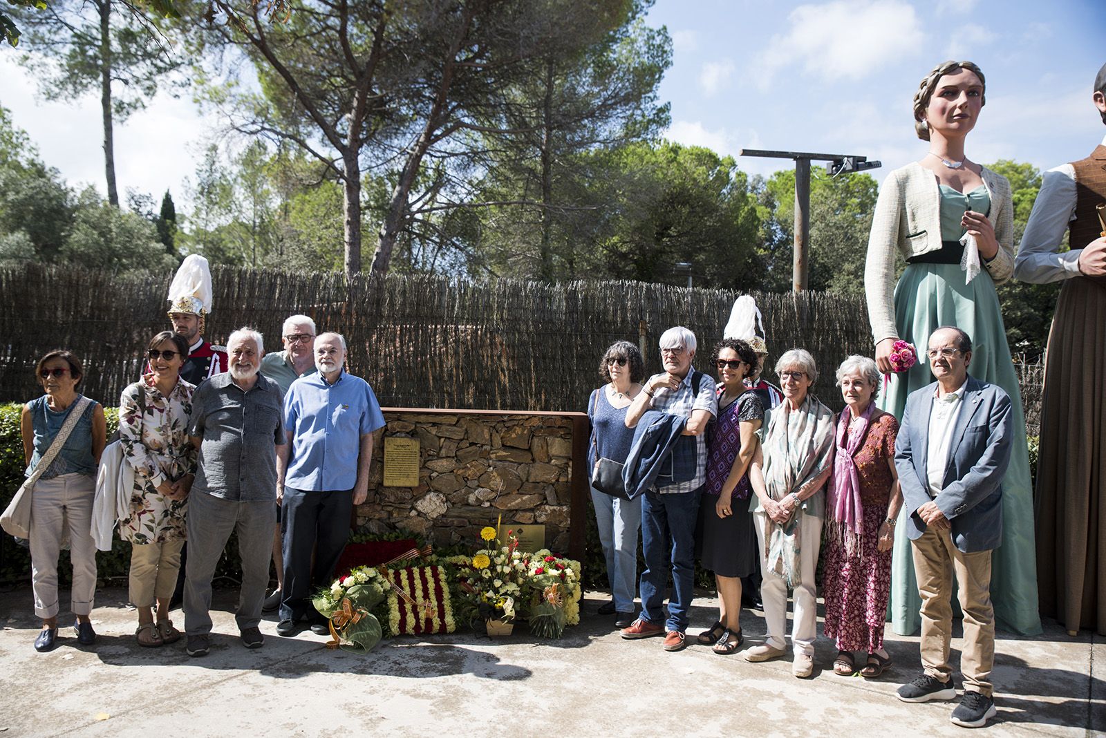 Ofrena floral dels partits polítics i entitats a Rafael Casanova a Valldoreix. FOTO: Bernat Millet.