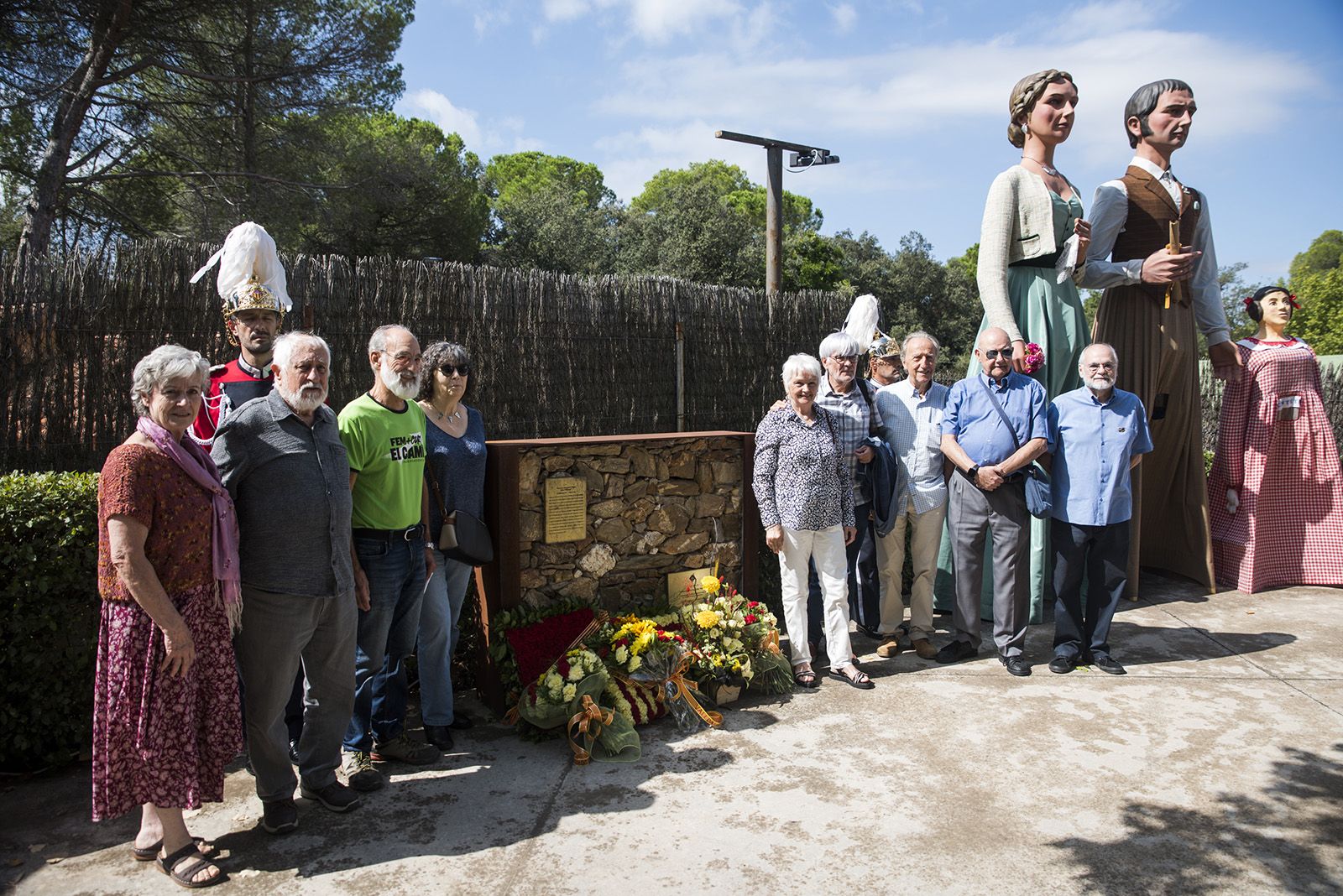 Ofrena floral dels partits polítics i entitats a Rafael Casanova a Valldoreix. FOTO: Bernat Millet.