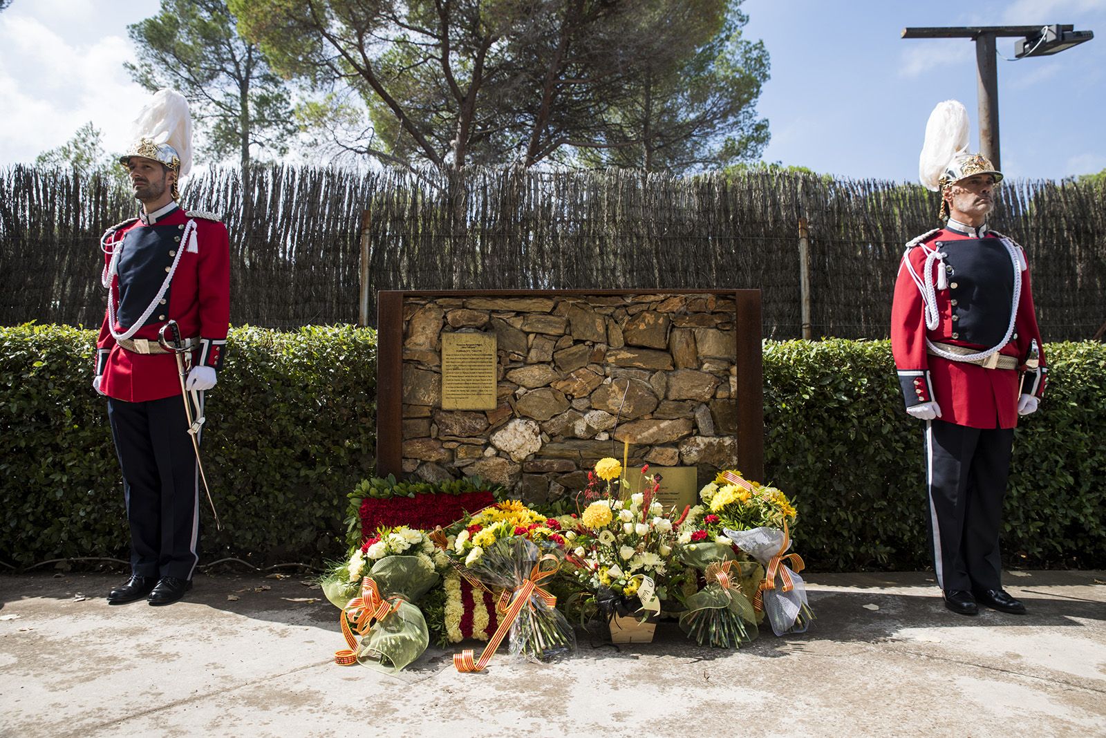 Ofrena floral a Rafael Casanova a Valldoreix. FOTO: Bernat Millet.