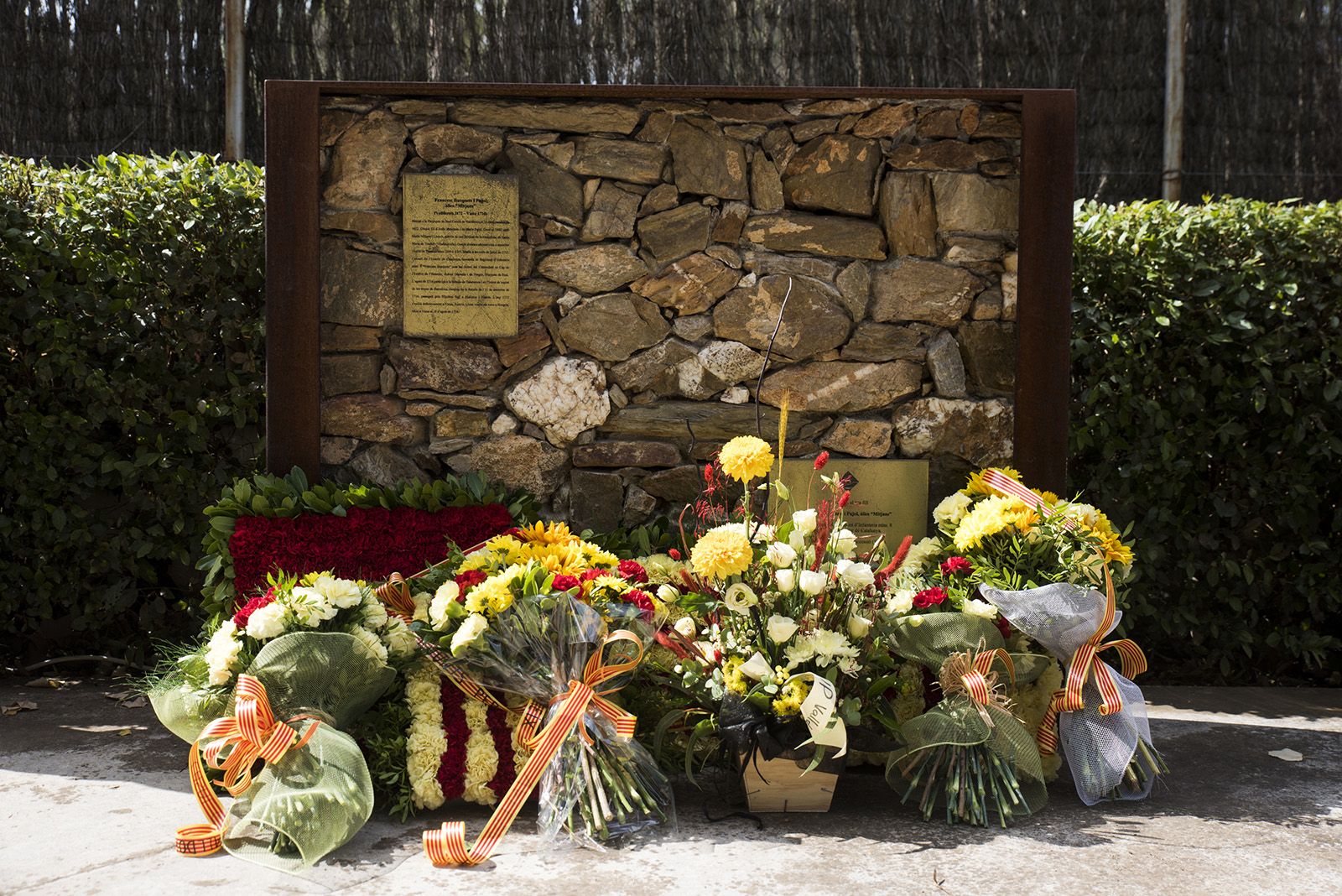 Ofrena floral a Rafael Casanova a Valldoreix. FOTO: Bernat Millet.