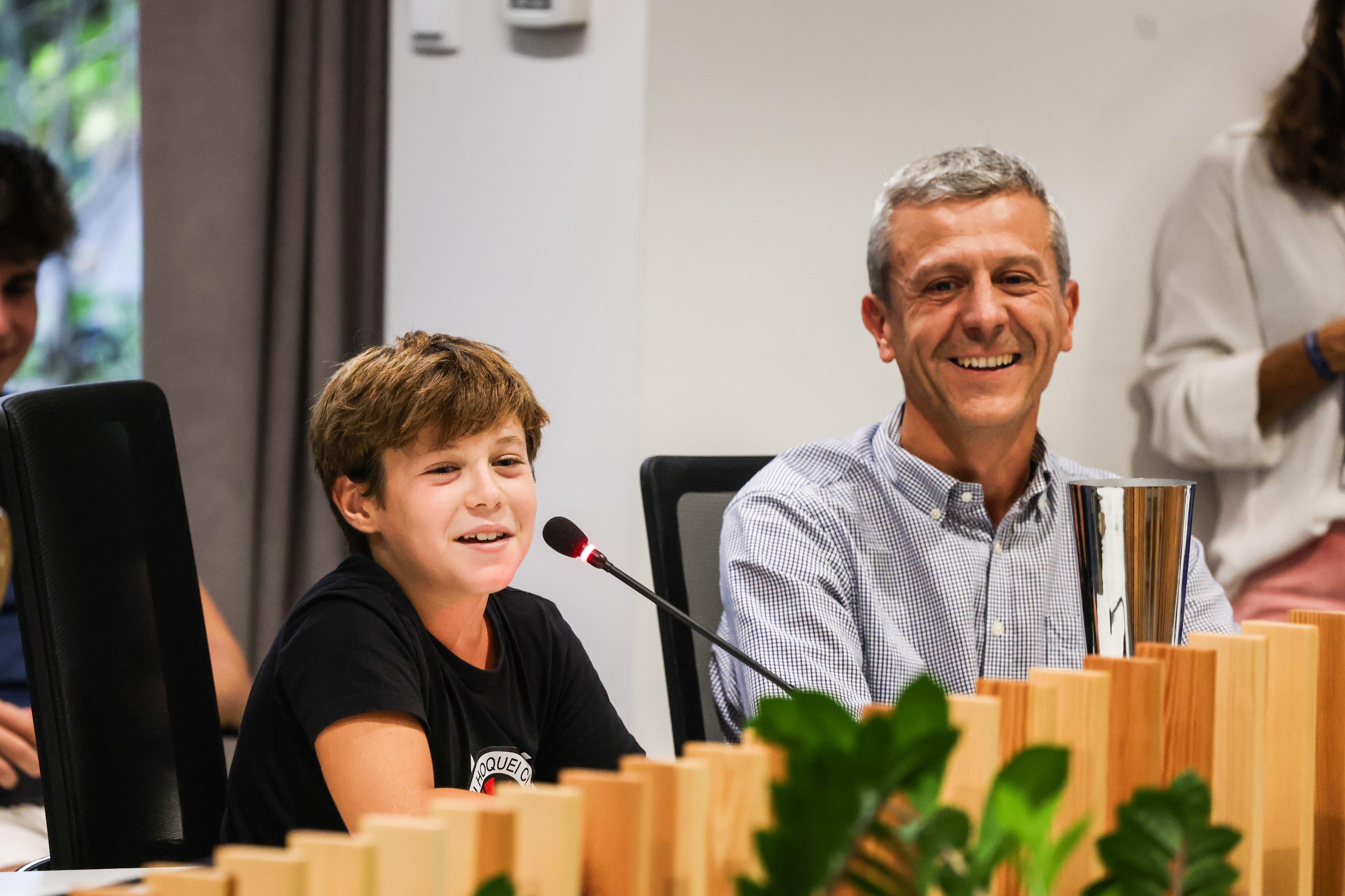 El president del PHC Sant Cugat, Raimon Casas, i el jugador Joan Miquel en la rebuda institucional als equips del planter que la temporada 2023/2024 van assolir algun èxit. FOTO: Ajuntament