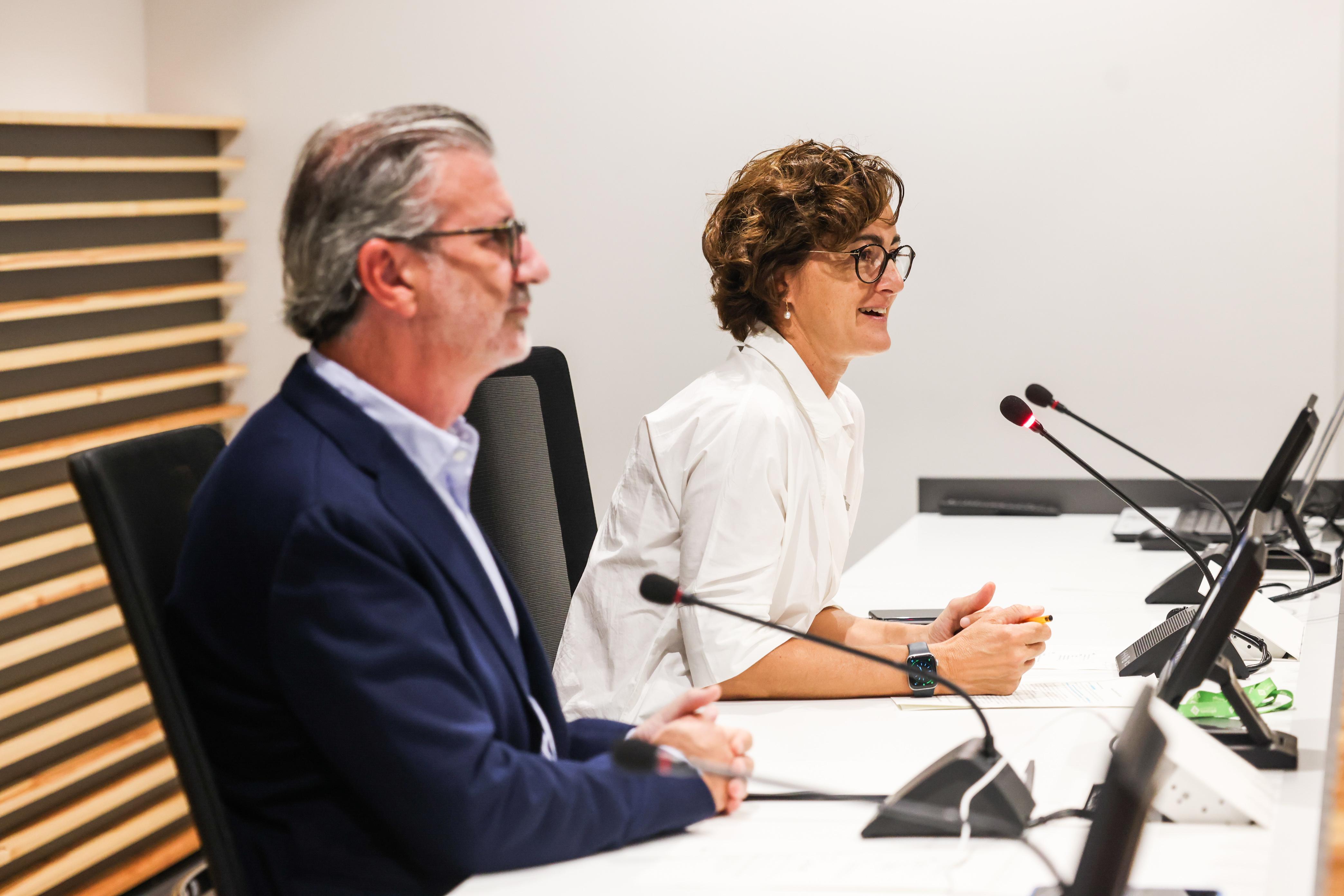 L'alcalde de Sant Cugat, Josep Maria Vallès, i la regidora d'Esports, Núria Escamilla, en la rebuda institucional als equips del planter que la temporada 2023/2024 van assolir algun èxit. FOTO: Ajuntament