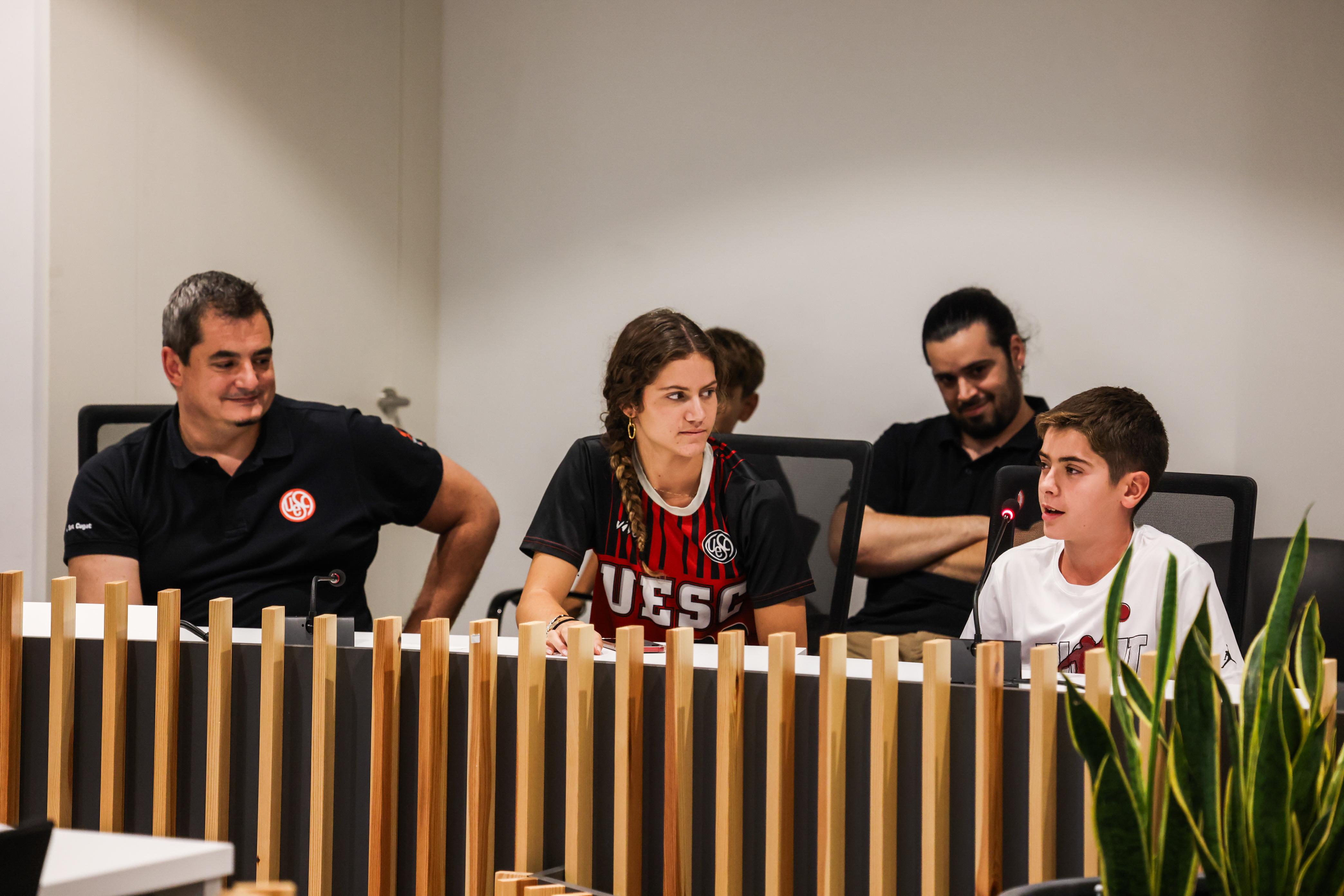 Els entrenadors Dani José (esquerra) i Marçal Jané (darrera) i els jugadors Lucia Guzmán i Oriol Nicolau de la secció de bàsquet de la Unió Esportiva Sant Cugat en la rebuda institucional als equips del planter que la temporada 2023/2024 van assolir algun èxit. FOTO: Ajuntament