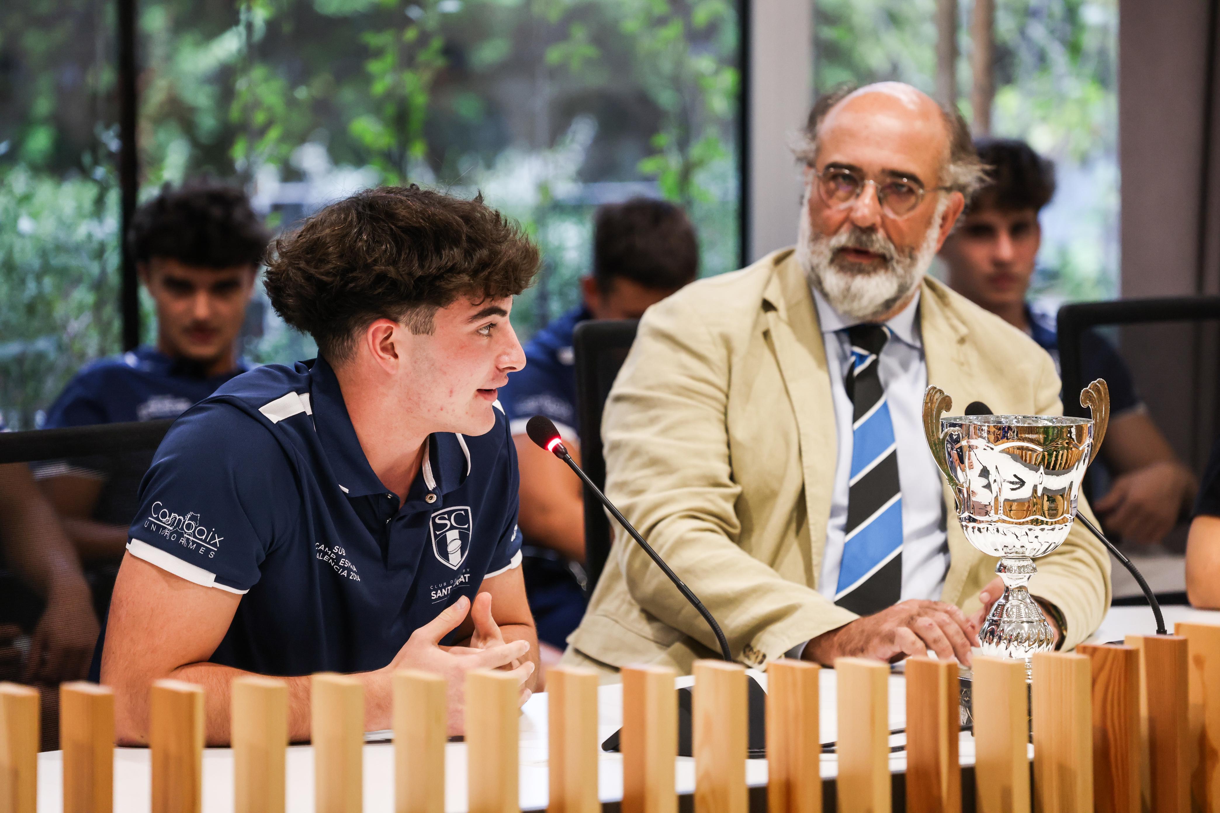 El jugador del Club de Rugby Sant Cugat Tomàs Spina i el president del club, Miguel Pelayo, en la rebuda institucional als equips del planter que la temporada 2023/2024 van assolir algun èxit. FOTO: Ajuntament