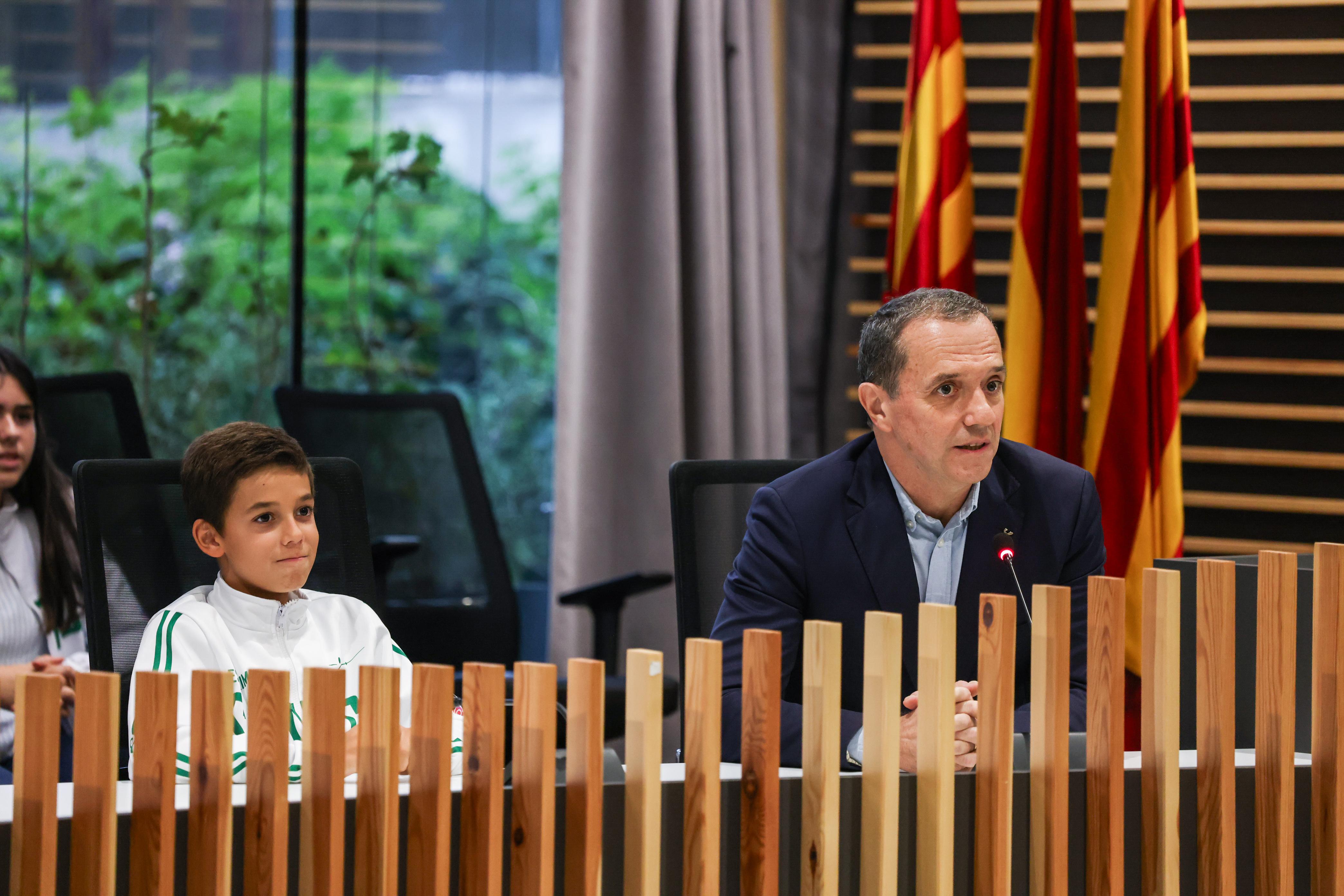 El tirador del Club Esgrima Sant Cugat Lucas Canut i el president del club, Miquel Ojeda, en la rebuda institucional als equips del planter que la temporada 2023/2024 van assolir algun èxit. FOTO: Ajuntament