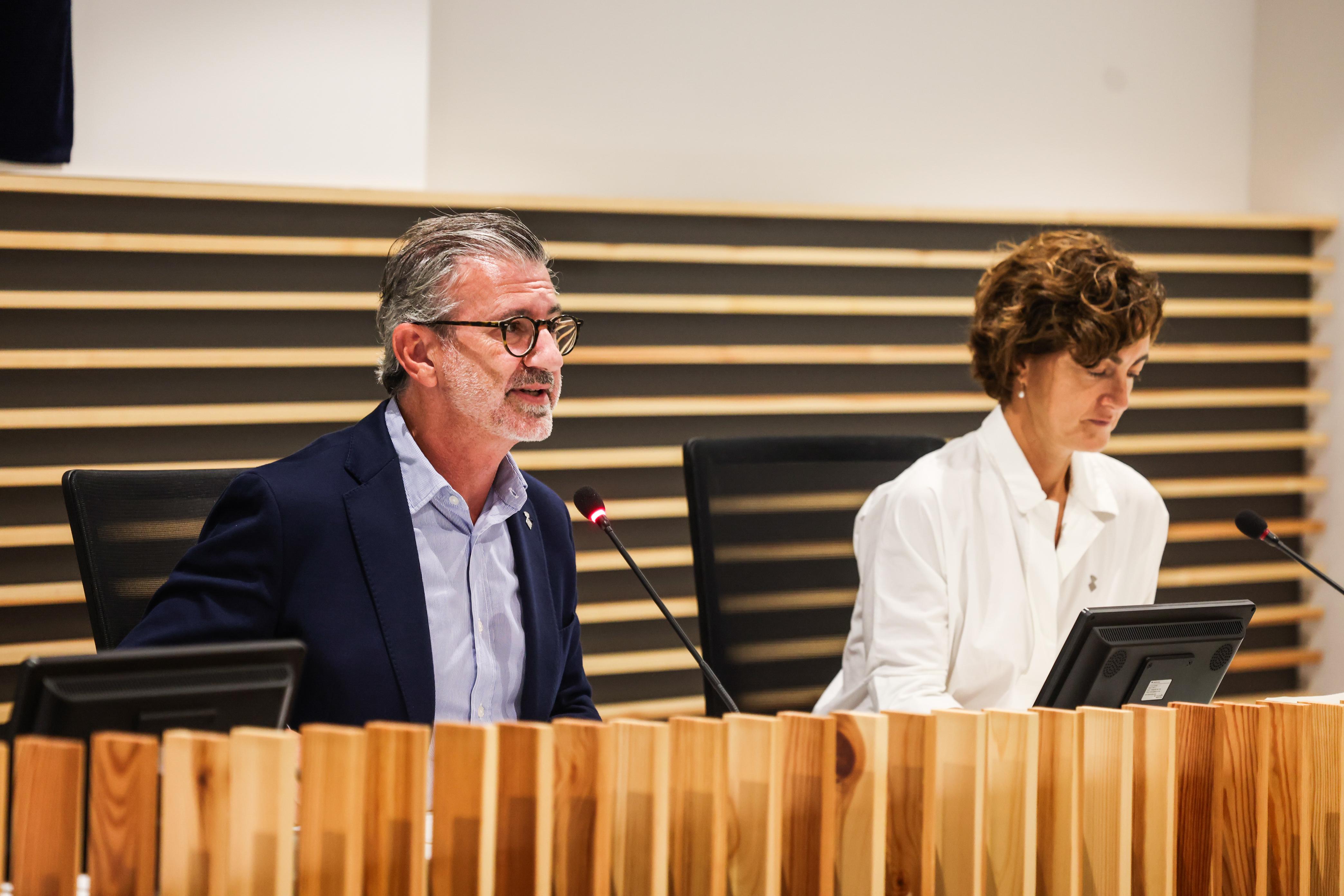 L'alcalde de Sant Cugat, Josep Maria Vallès, i la regidora d'Esports, Núria Escamilla, en la rebuda institucional als equips del planter que la temporada 2023/2024 van assolir algun èxit. FOTO: Ajuntament