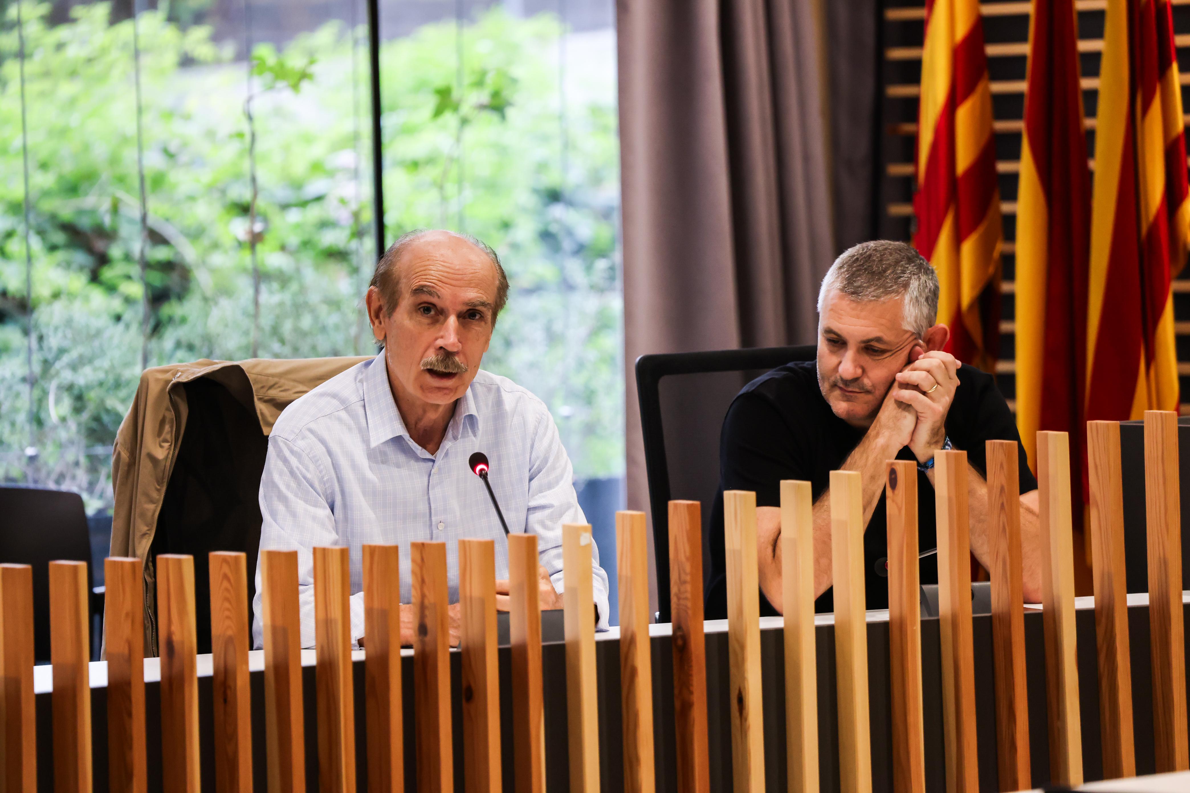 L'arquer Raül Quiles del Club d'Arquers Sant Cugat (esquerra) i el seu president, Ramon Pujol (dreta), en la rebuda institucional als primers equips que la temporada 2023/2024 van assolir algun èxit. FOTO: Ajuntament