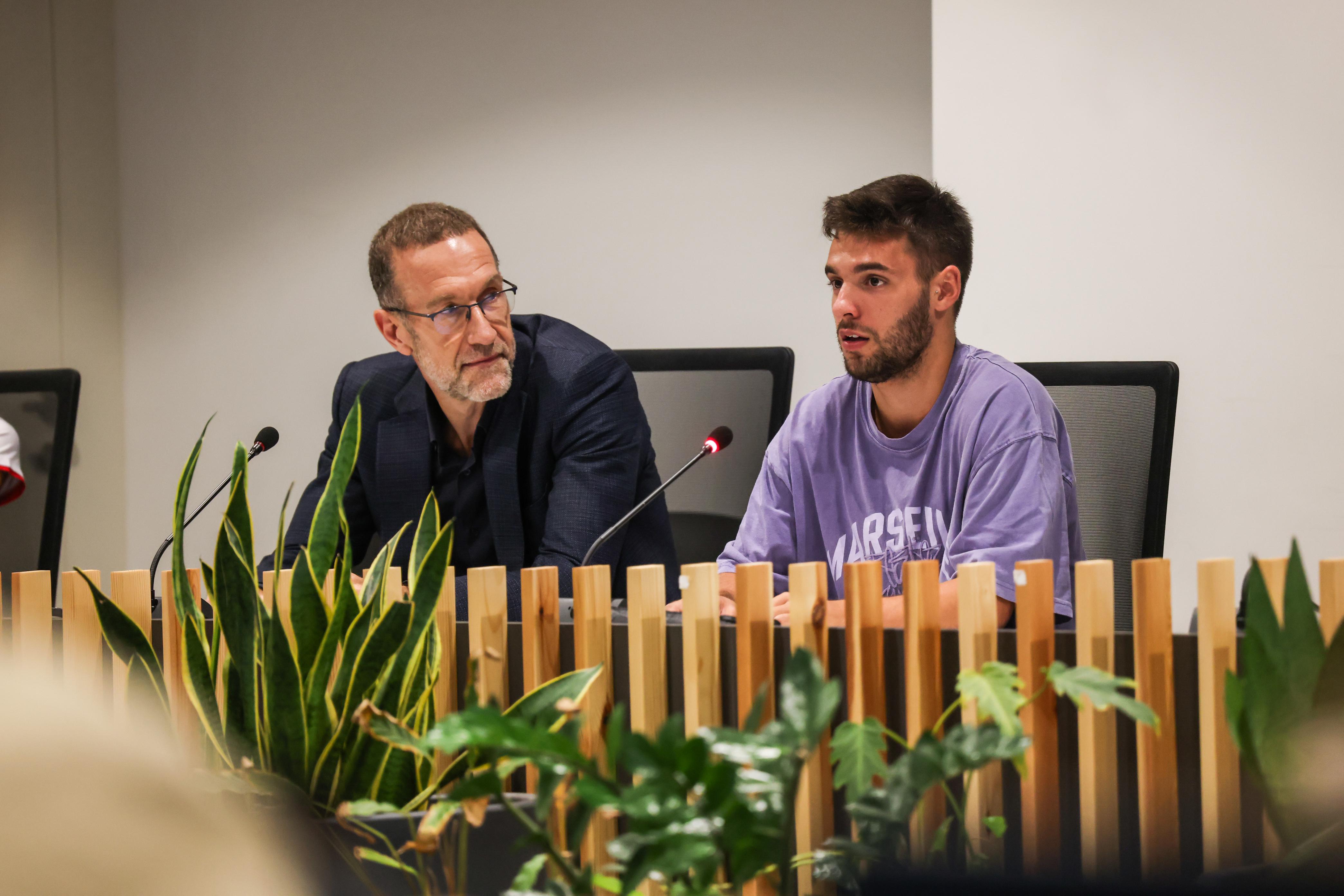 El president de la Unió Esportiva Sant Cugat, Vicenç Beltran, i el jugador de bàsquet del club vermell-i-negre Guillem Coll en la rebuda institucional als primers equips que la temporada 2023/2024 van assolir algun èxit. FOTO: Ajuntament