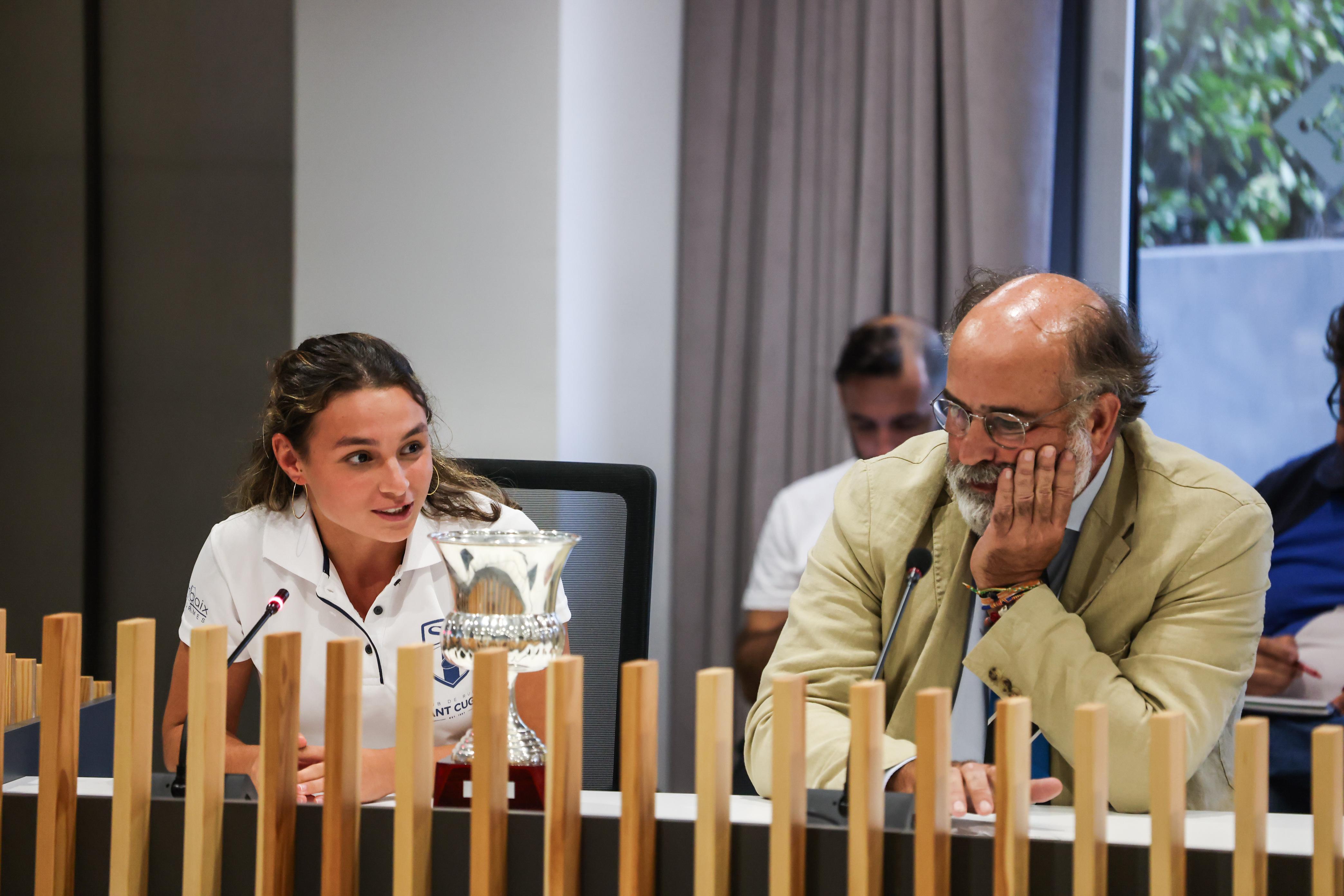 La jugadora del primer equip femení del Club de Rugby Sant Cugat Rita Hinojosa i el president del club blau-i-negre, Miguel Pelayo, en la rebuda institucional als primers equips que la temporada 2023/2024 van assolir algun èxit. FOTO: Ajuntament