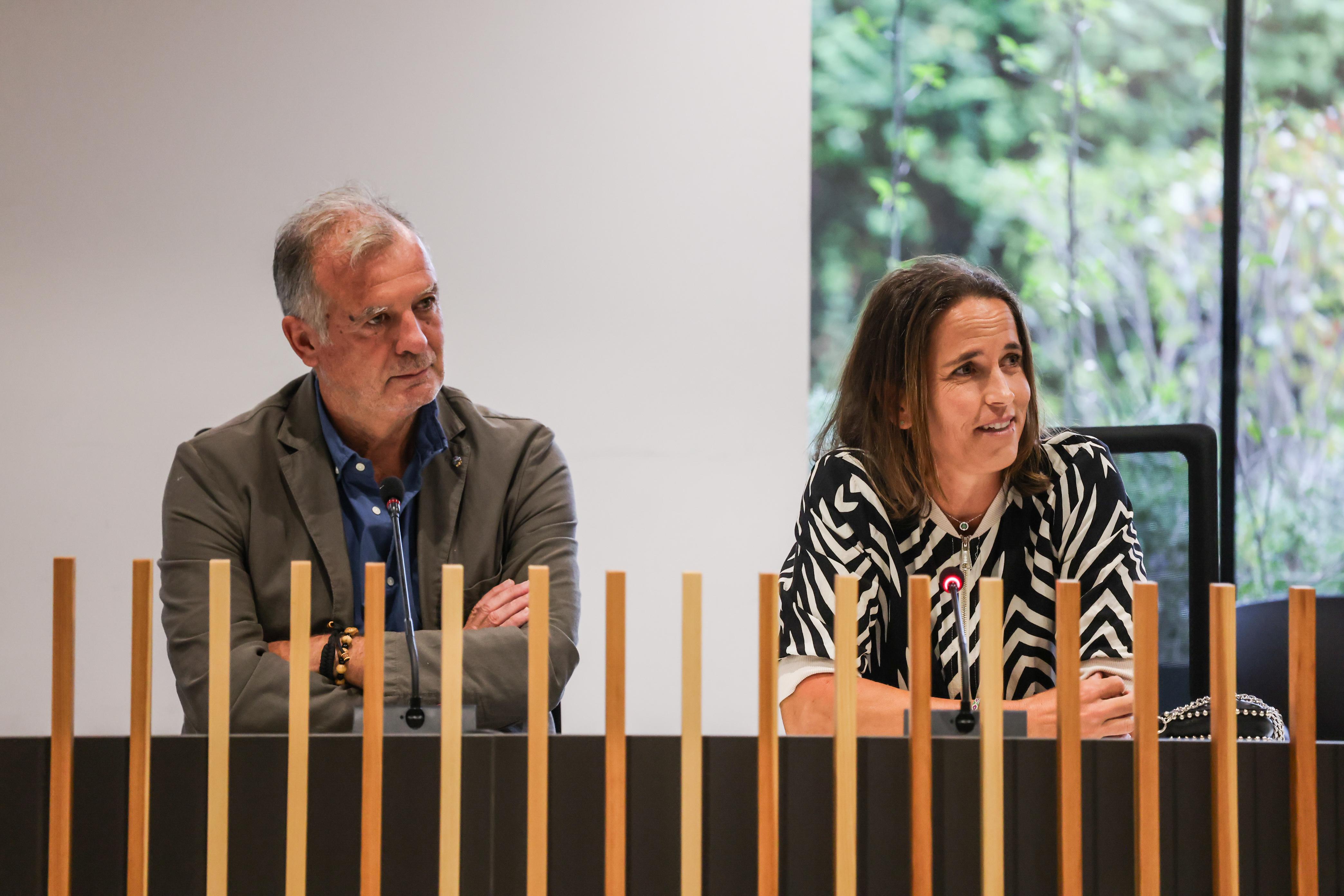 La tenista Sònia Delgado del Club Esportiu Valldoreix i el seu president, Joan Carles Pradell, en la rebuda institucional als primers equips que la temporada 2023/2024 van assolir algun èxit. FOTO: Ajuntament 