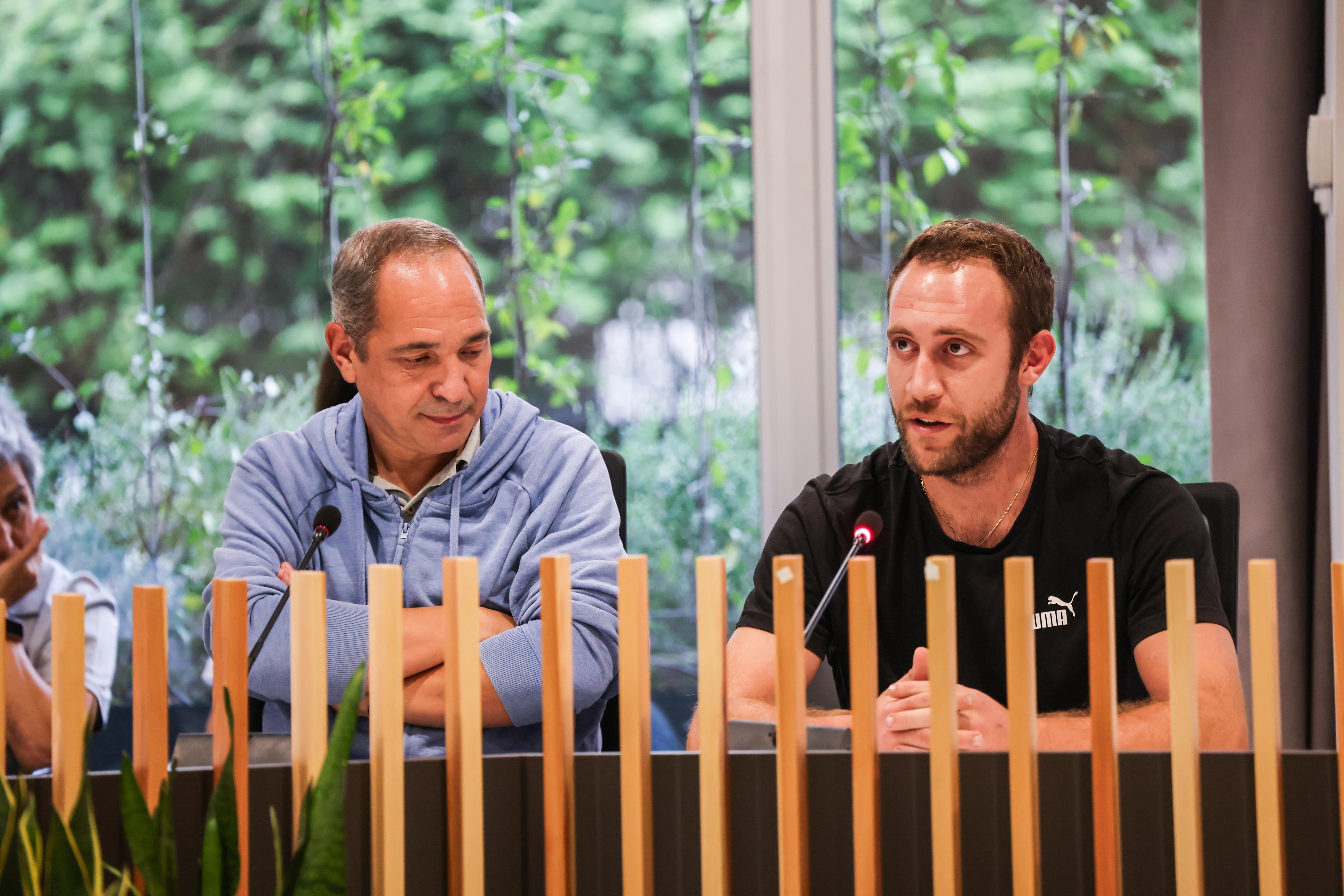 El porter del primer equip masculí del Club Handbol Sant Cugat Joan Costa i el vicepresident del club vermell-i-negre, José Manuel Álvarez, en la rebuda institucional als primers equips que la temporada 2023/2024 van assolir algun èxit. FOTO: Ajuntament