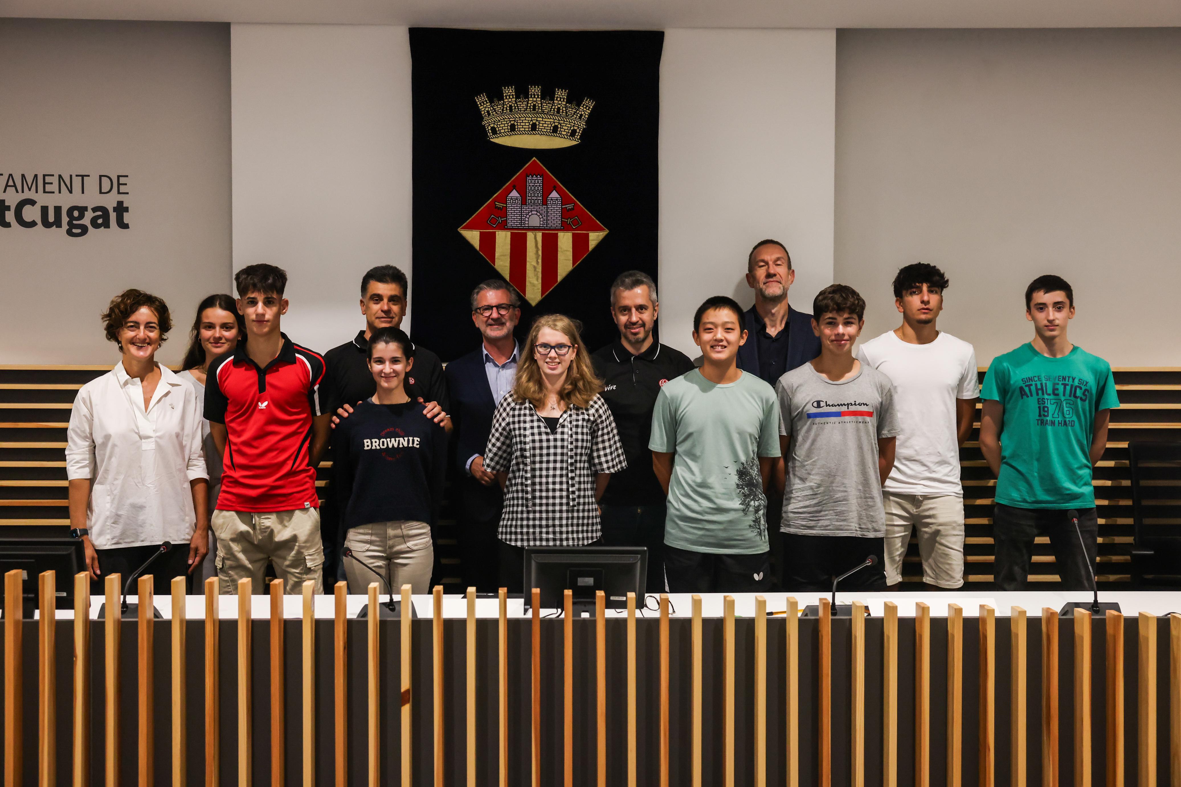 La secció de tennis taula de la Unió Esportiva Sant Cugat ha estat homenatjada per l'ascens del sènior B femení a Divisió d'Honor i per l'ascens del primer equip masculí a Primera Divisió. FOTO: Ajuntament 