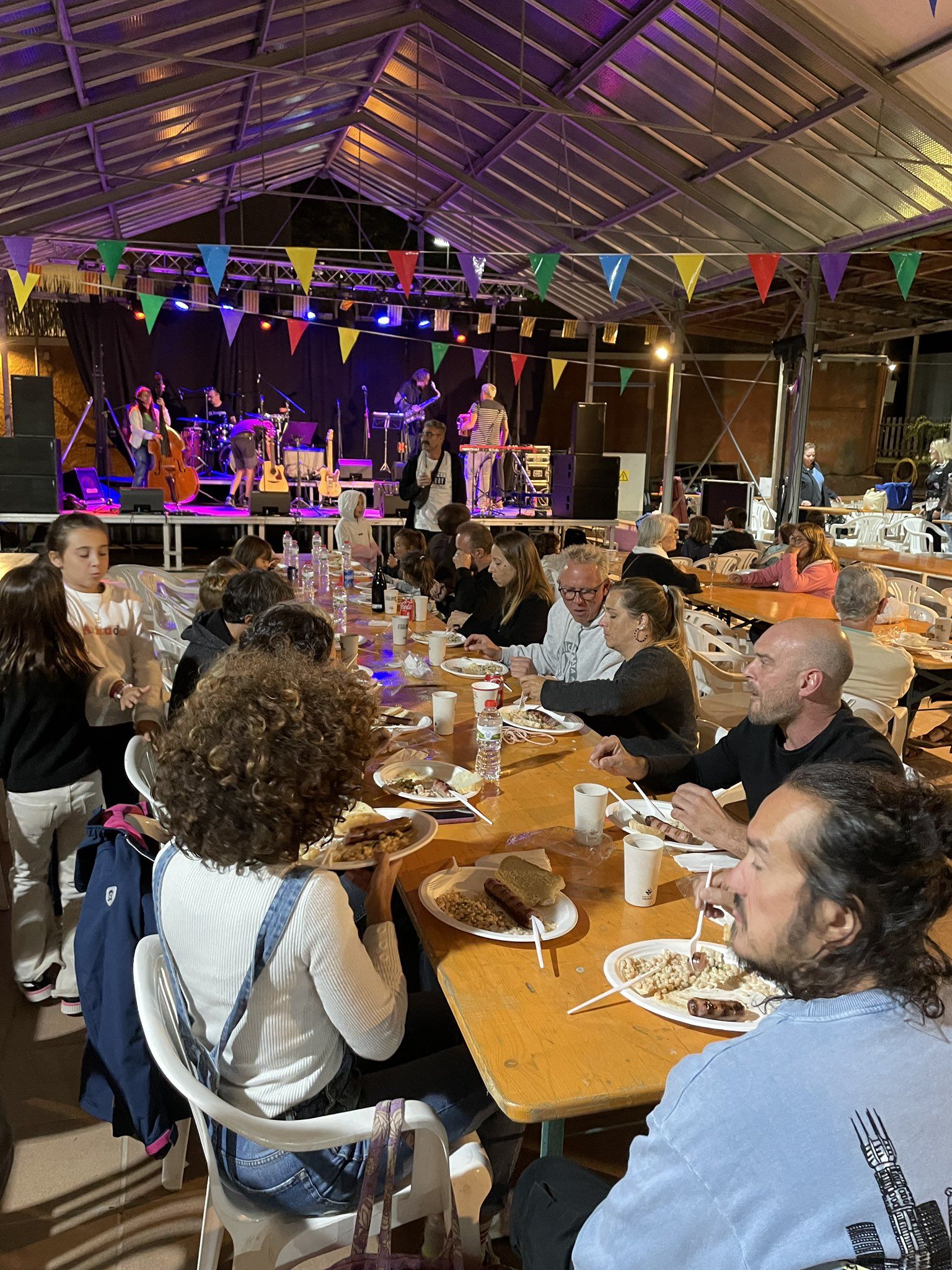 Botifarrada popular i actuació de de Coi els Montgrons durant la Festa Major de Valldoreix. FOTO: EMD Valldoreix