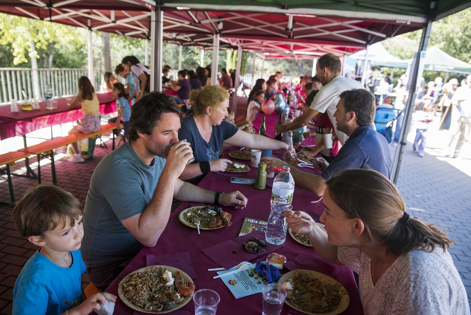 Fideuà popular a la Festa Major de Valldoreix. FOTO: Bernat Millet (TOT Sant Cugat)